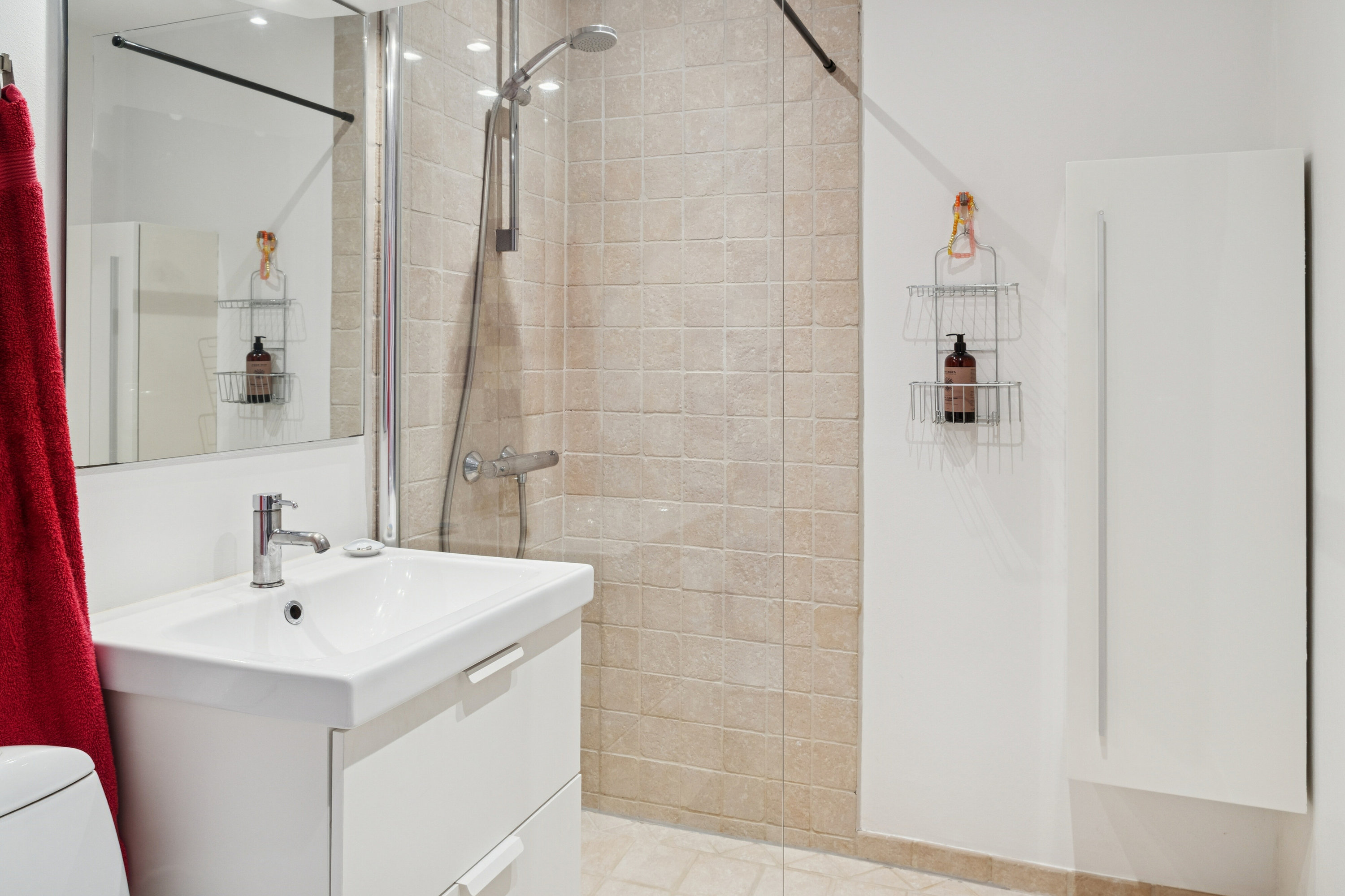 Fremhævet badeværelse billede i fuldskærmstilstand. Billede af Møllevejen 27, kld.. th., 8000 Aarhus C