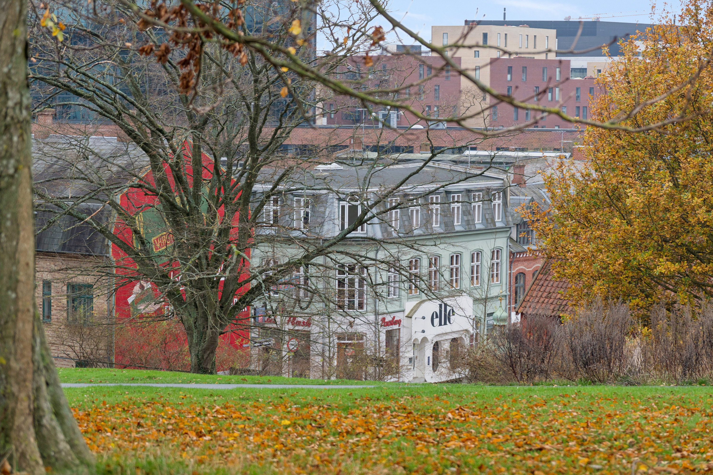 Fremhævet udendørs billede i fuldskærmstilstand. Billede af Møllevejen 27, kld.. th., 8000 Aarhus C