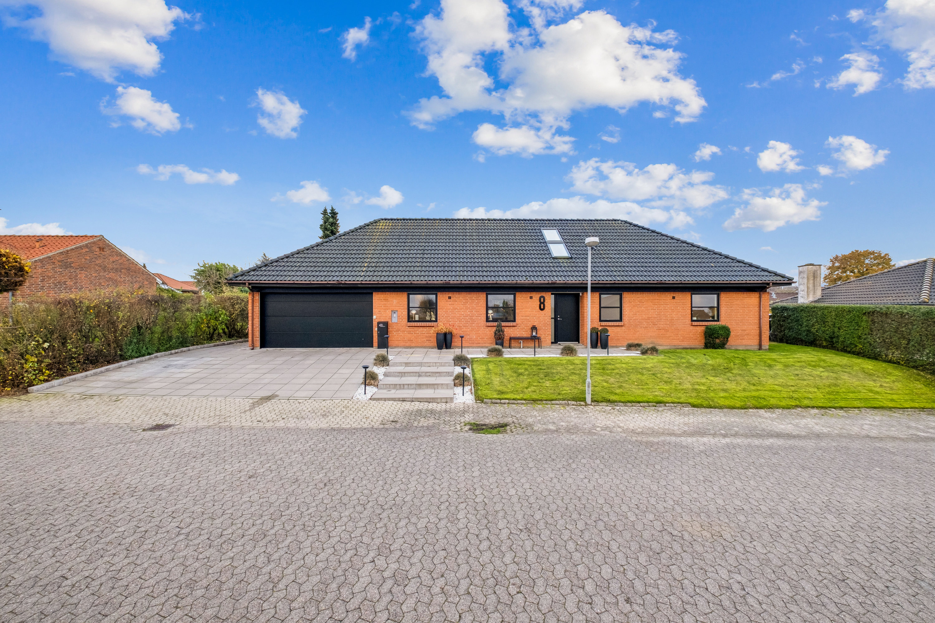 Villa: Facade fra vejen på Juvelvej 8, Højvangen, 8700 Horsens