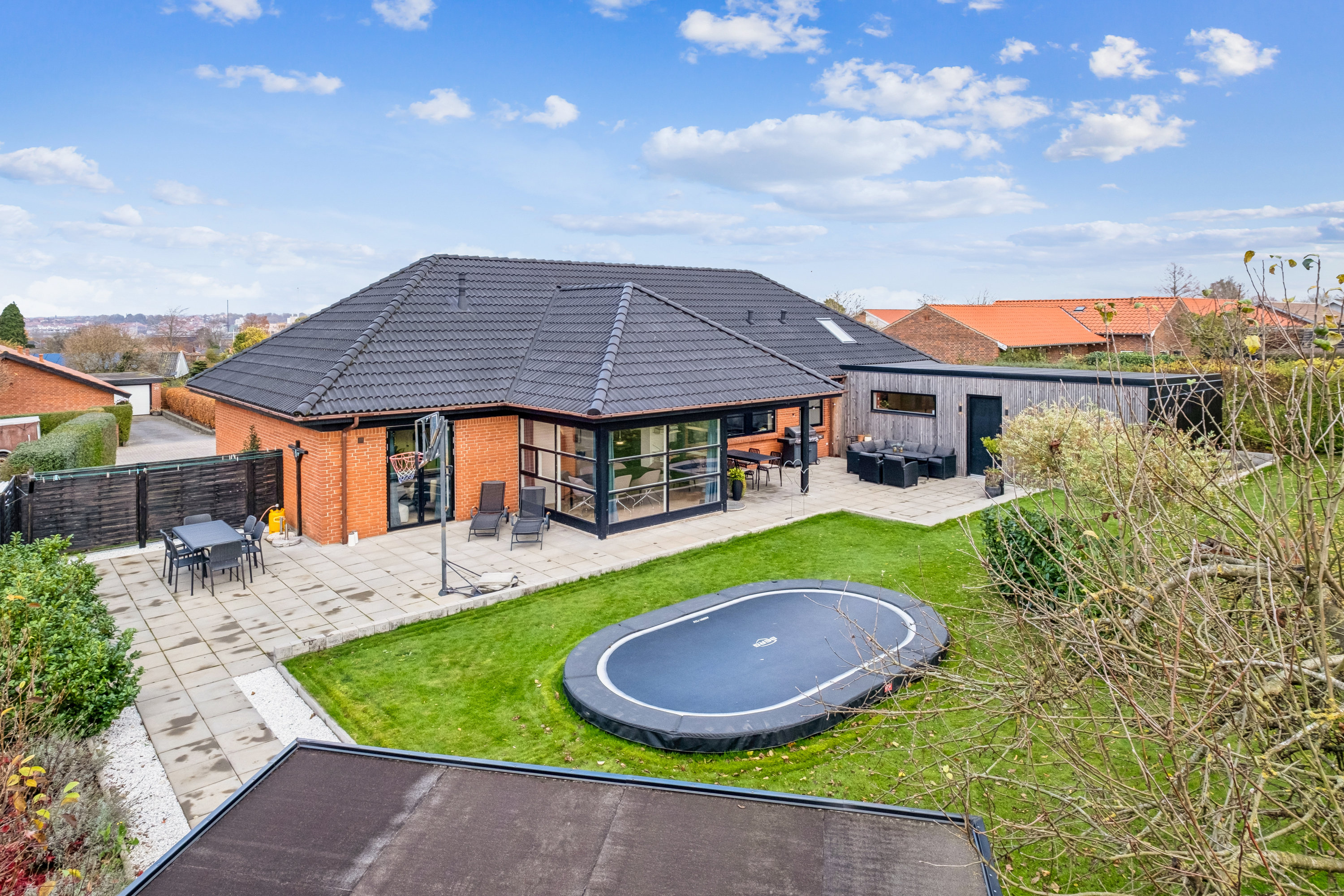 Fremhævet set fra haven billede i fuldskærmstilstand. Billede af Juvelvej 8, Højvangen, 8700 Horsens