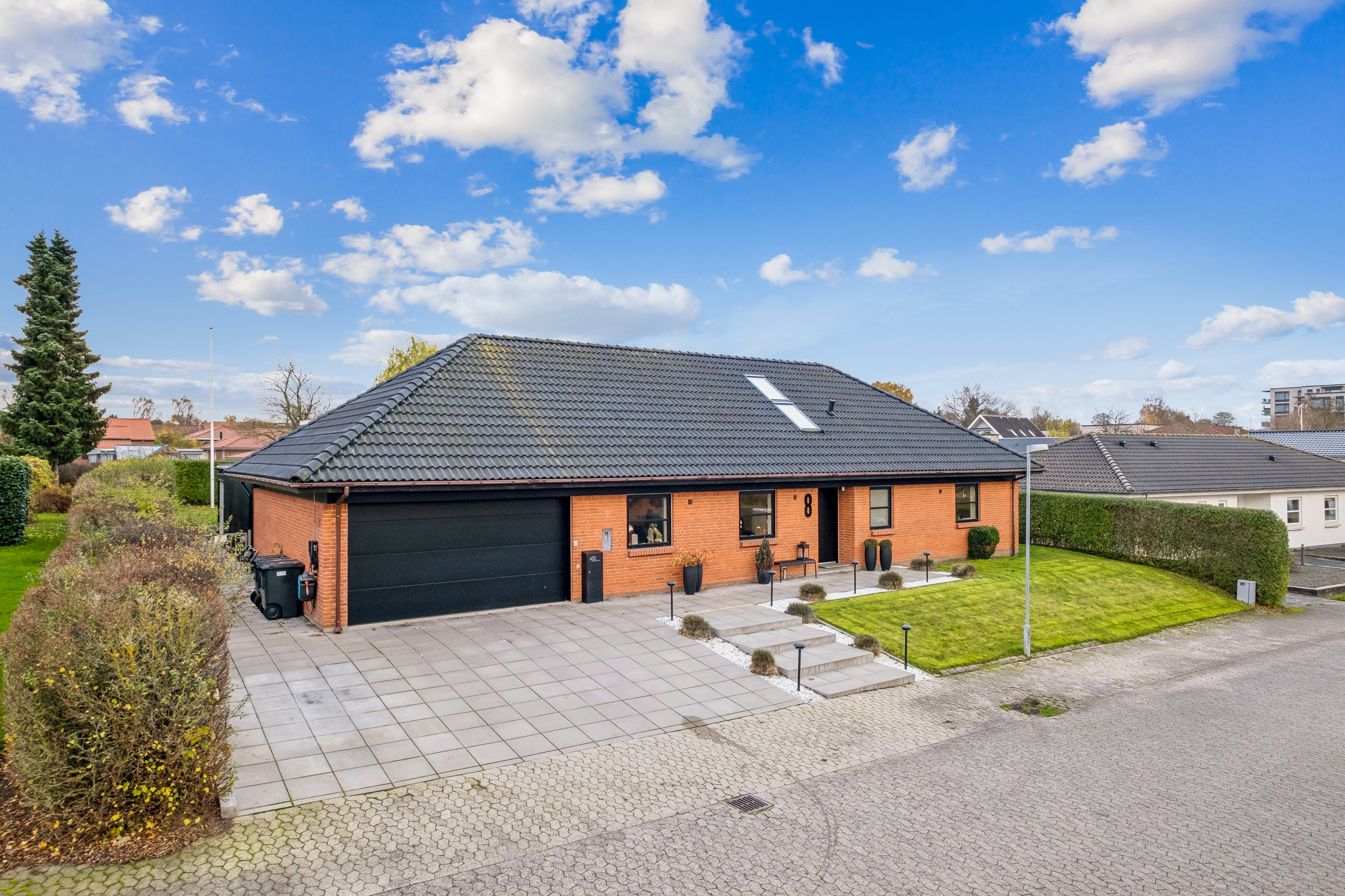 Fremhævet set fra vejen billede i fuldskærmstilstand. Billede af Juvelvej 8, Højvangen, 8700 Horsens