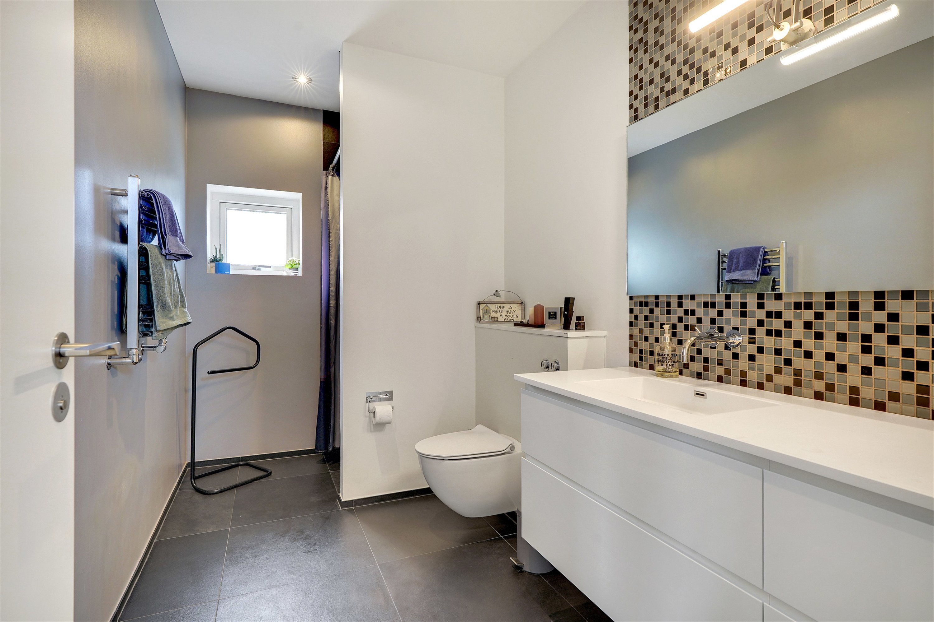 Fremhævet badeværelse billede i fuldskærmstilstand. Billede af Lillevang 38, 7190 Billund