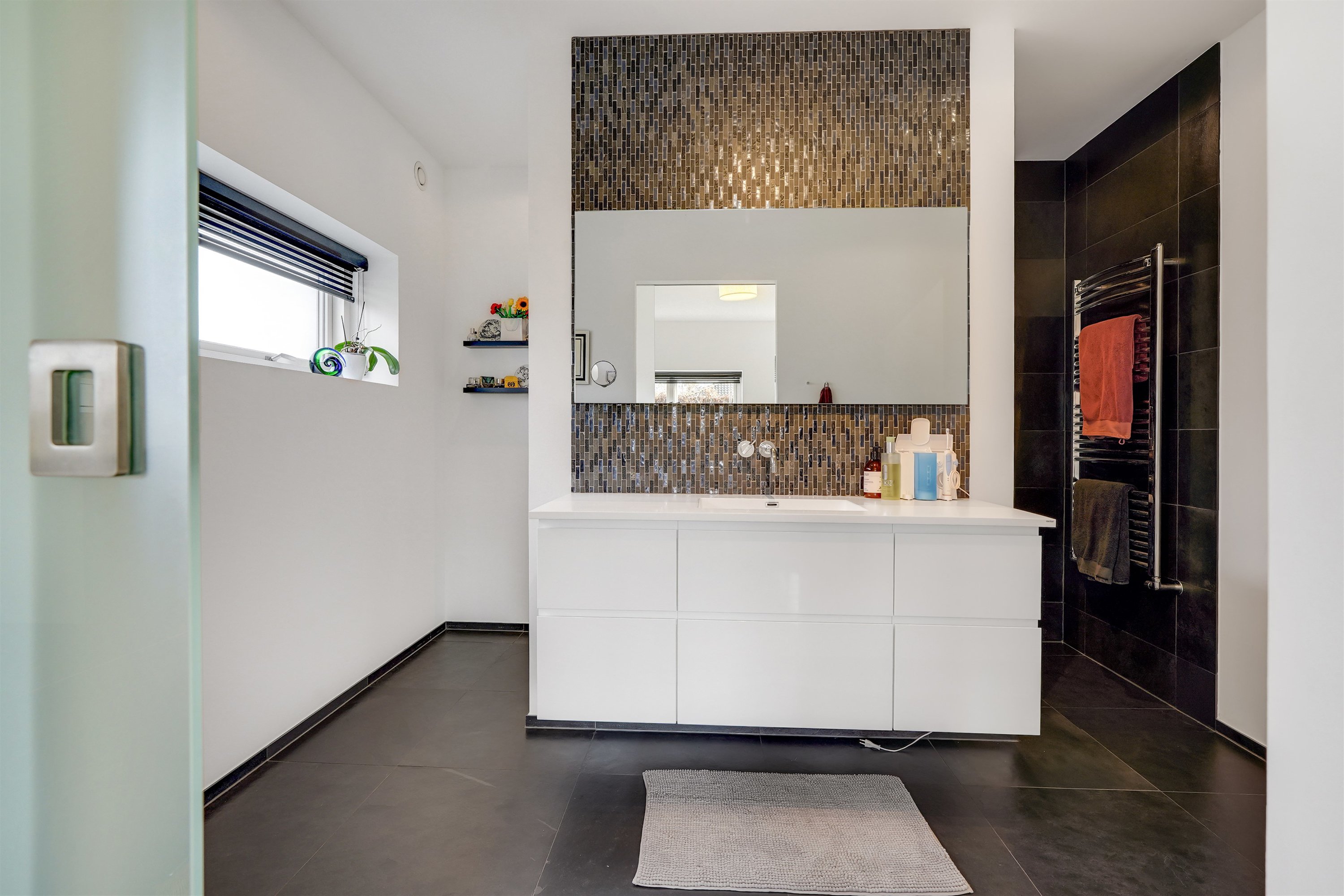 Fremhævet badeværelse billede i fuldskærmstilstand. Billede af Lillevang 38, 7190 Billund