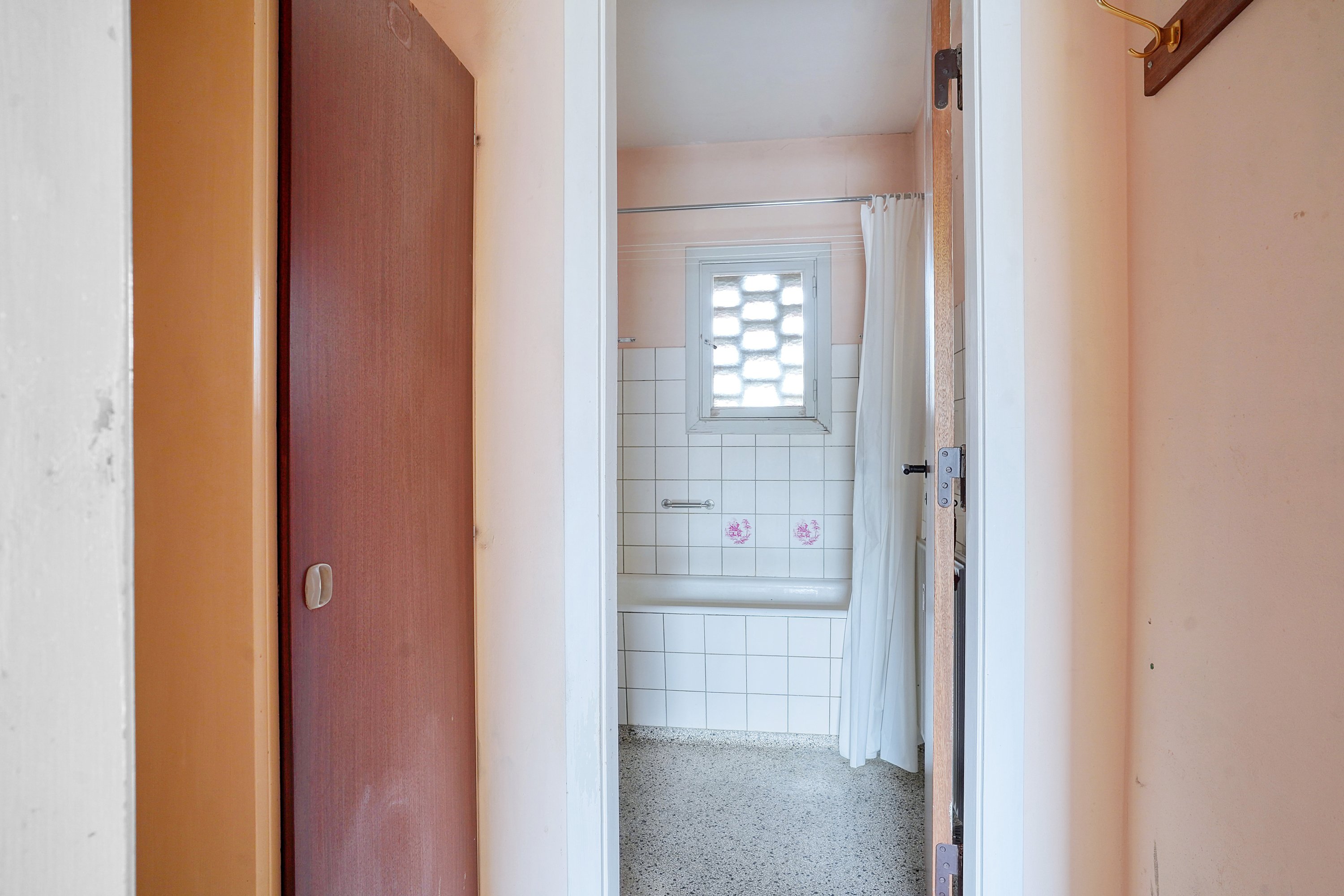 Fremhævet badeværelse billede i fuldskærmstilstand. Billede af Fredskovhellet 34, 1. th., 3400 Hillerød