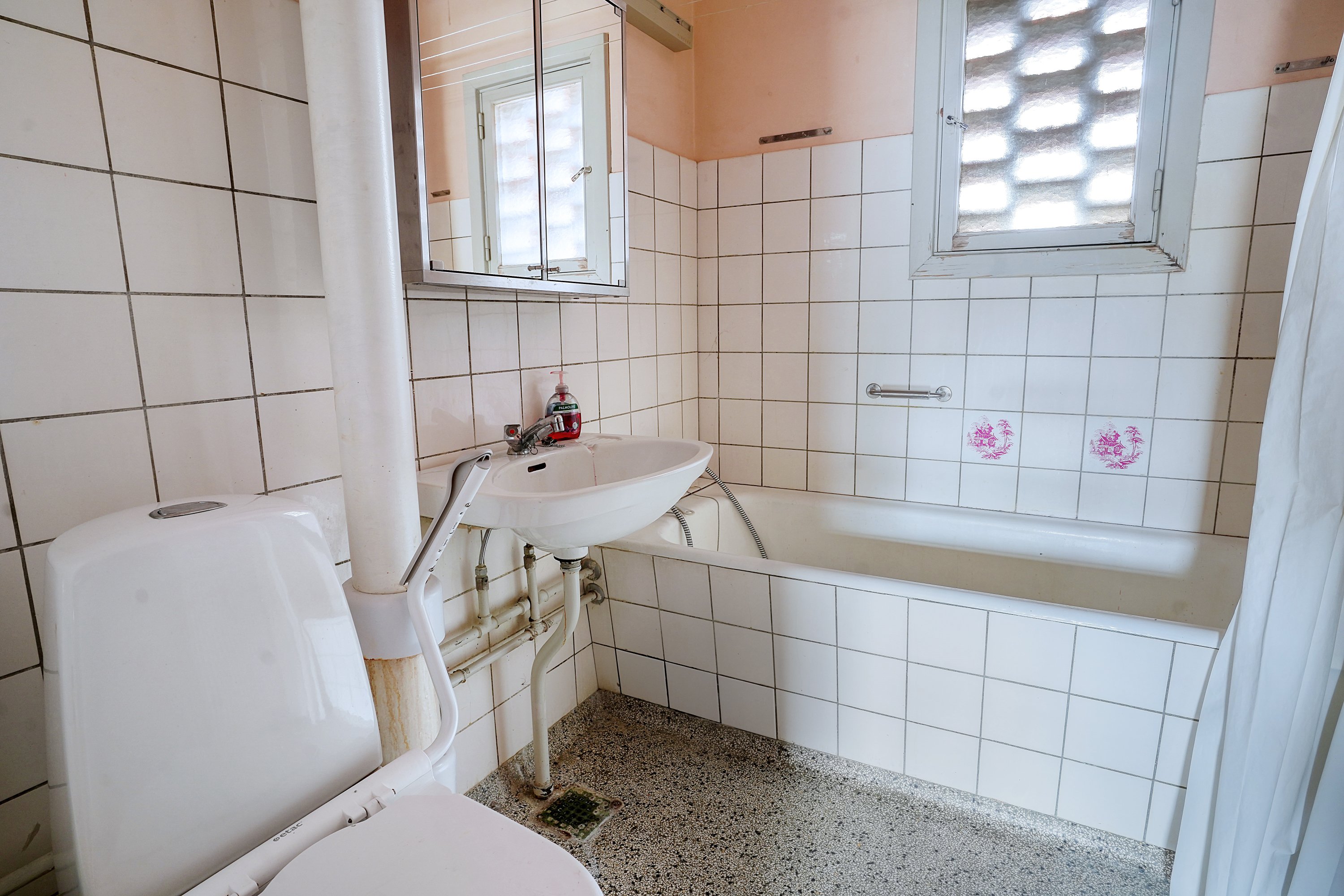 Fremhævet badeværelse billede i fuldskærmstilstand. Billede af Fredskovhellet 34, 1. th., 3400 Hillerød