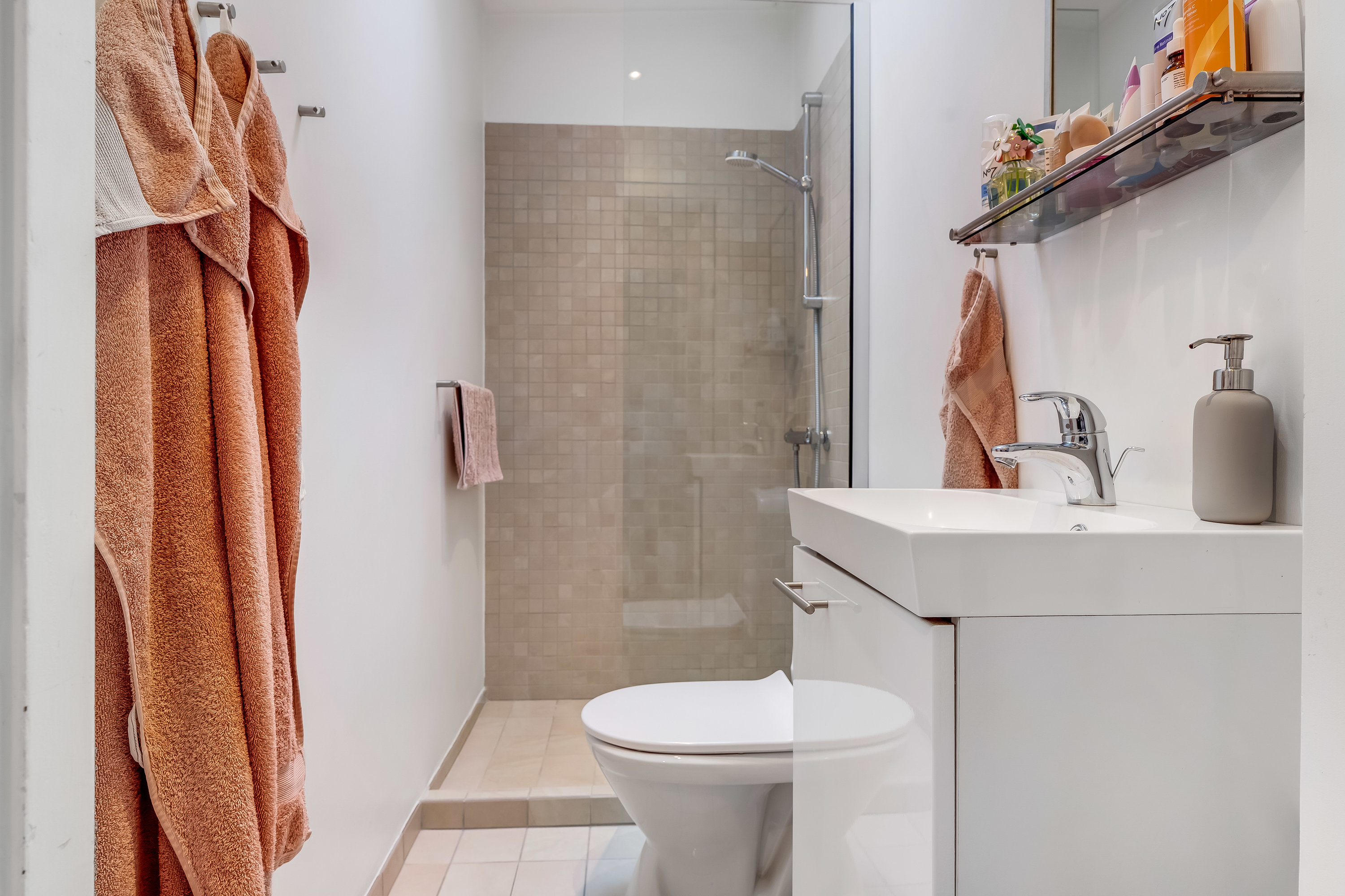 Fremhævet badeværelse billede i fuldskærmstilstand. Billede af Bøgevang 33, 2830 Virum