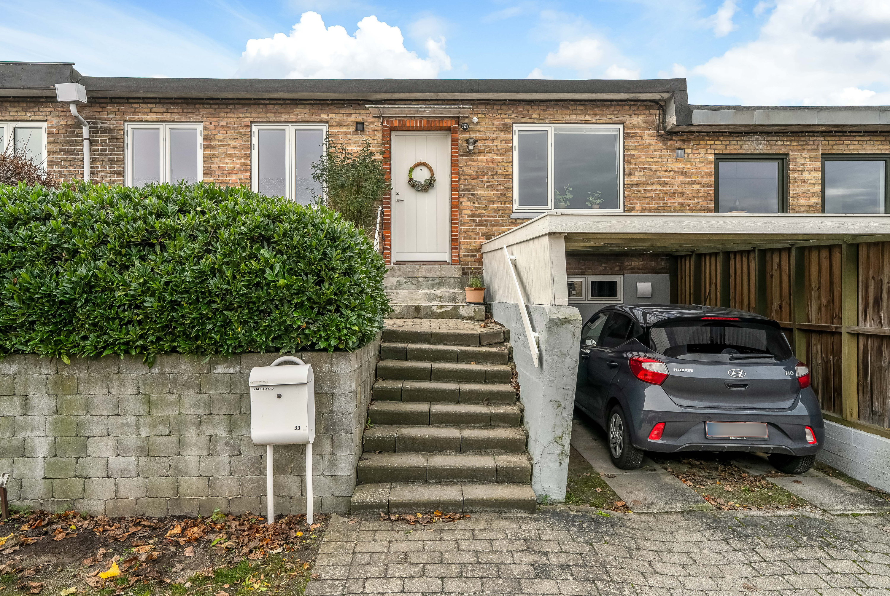 Fremhævet facade billede i fuldskærmstilstand. Billede af Bøgevang 33, 2830 Virum