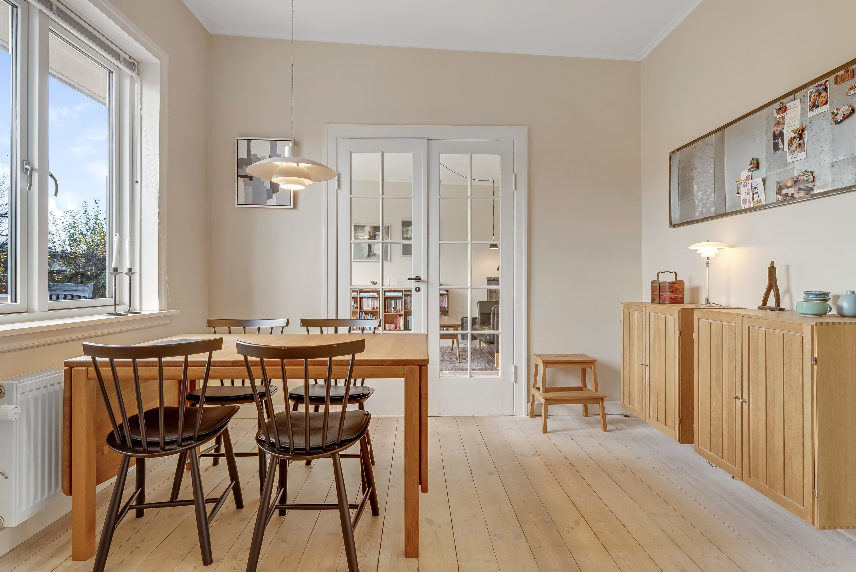 Fremhævet stue billede i fuldskærmstilstand. Billede af Bøgevang 33, 2830 Virum