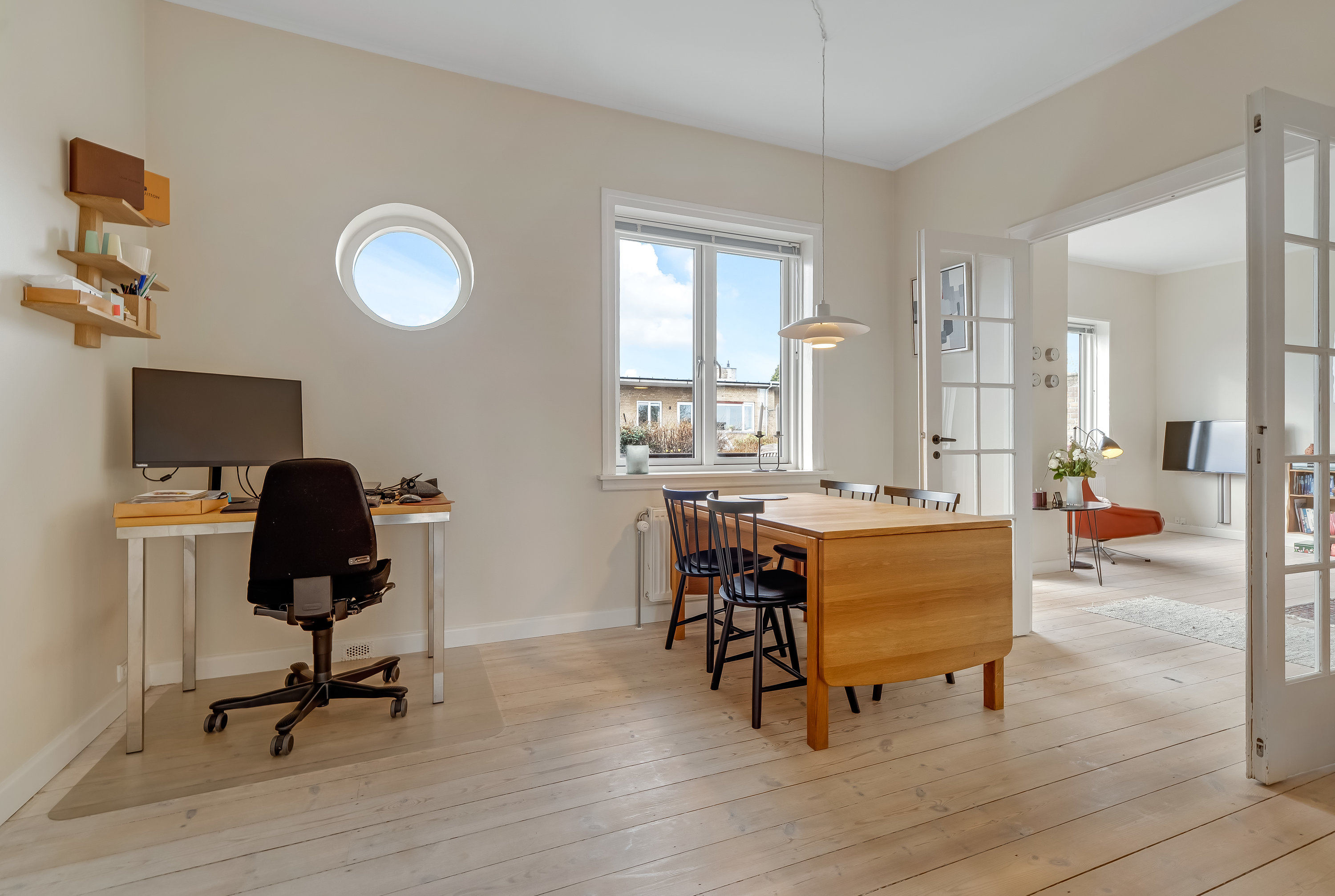 Fremhævet stue billede i fuldskærmstilstand. Billede af Bøgevang 33, 2830 Virum