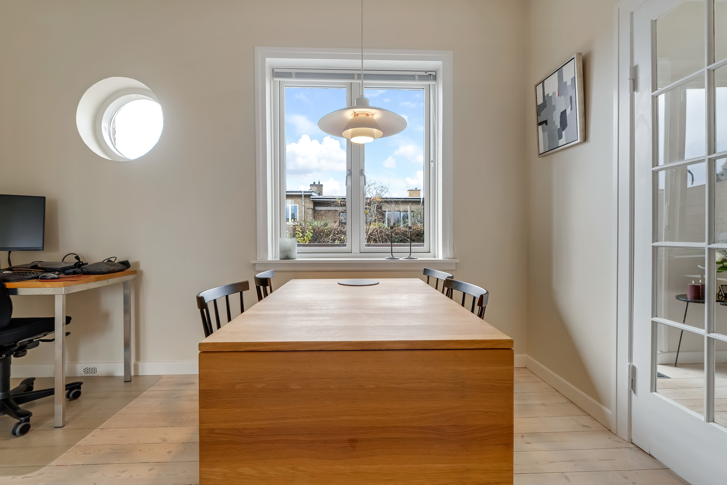 Fremhævet stue billede i fuldskærmstilstand. Billede af Bøgevang 33, 2830 Virum