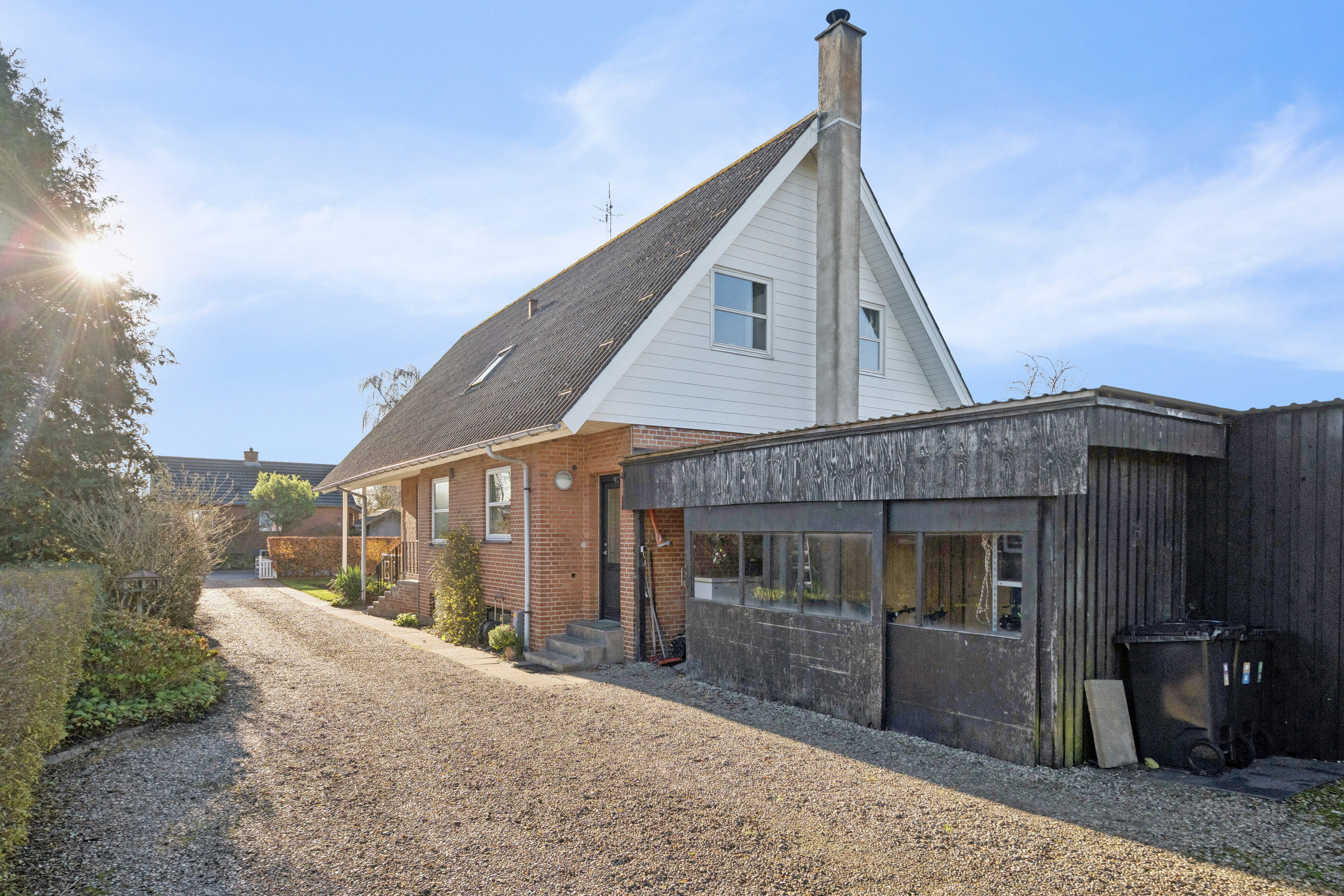 Fremhævet set fra vejen billede i fuldskærmstilstand. Billede af Skovvejen 7, 6064 Jordrup