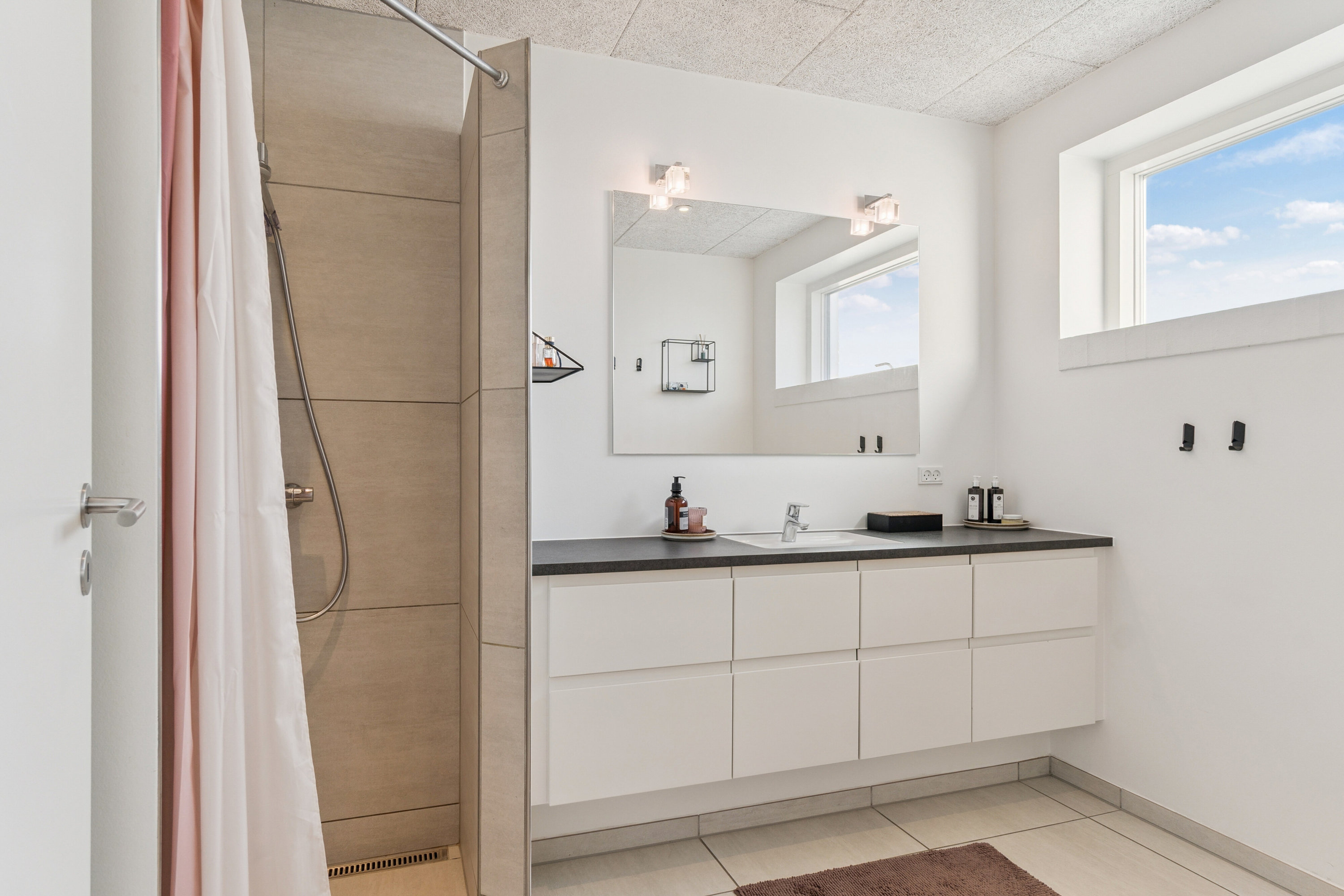 Fremhævet badeværelse billede i fuldskærmstilstand. Billede af Gåskjærholm 12, 8722 Hedensted