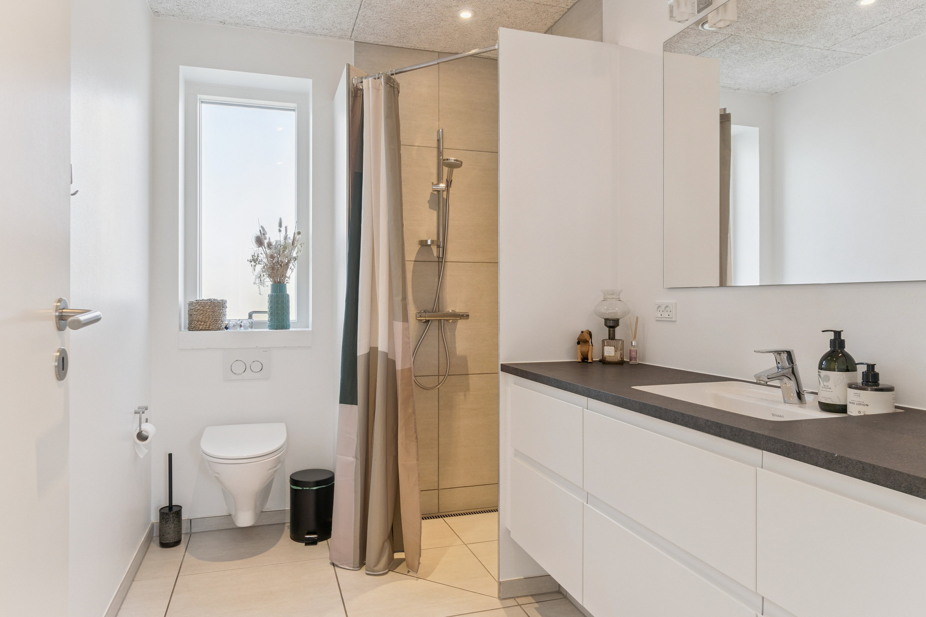 Fremhævet badeværelse billede i fuldskærmstilstand. Billede af Gåskjærholm 12, 8722 Hedensted