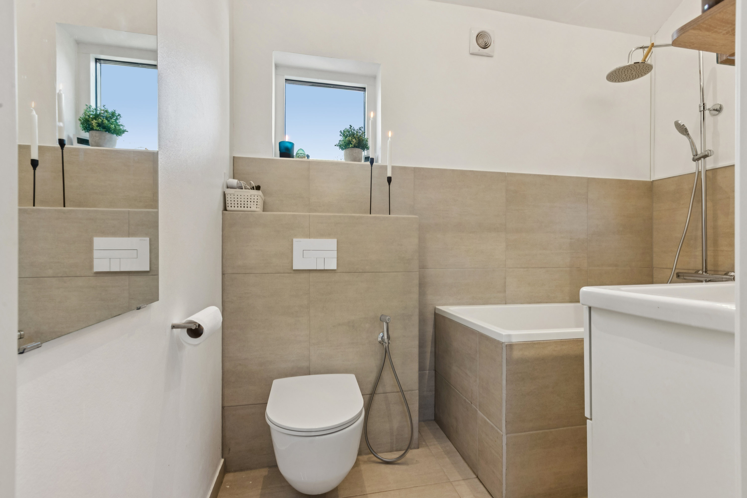 Fremhævet badeværelse billede i fuldskærmstilstand. Billede af Azaleagangen 54, 2300 København S