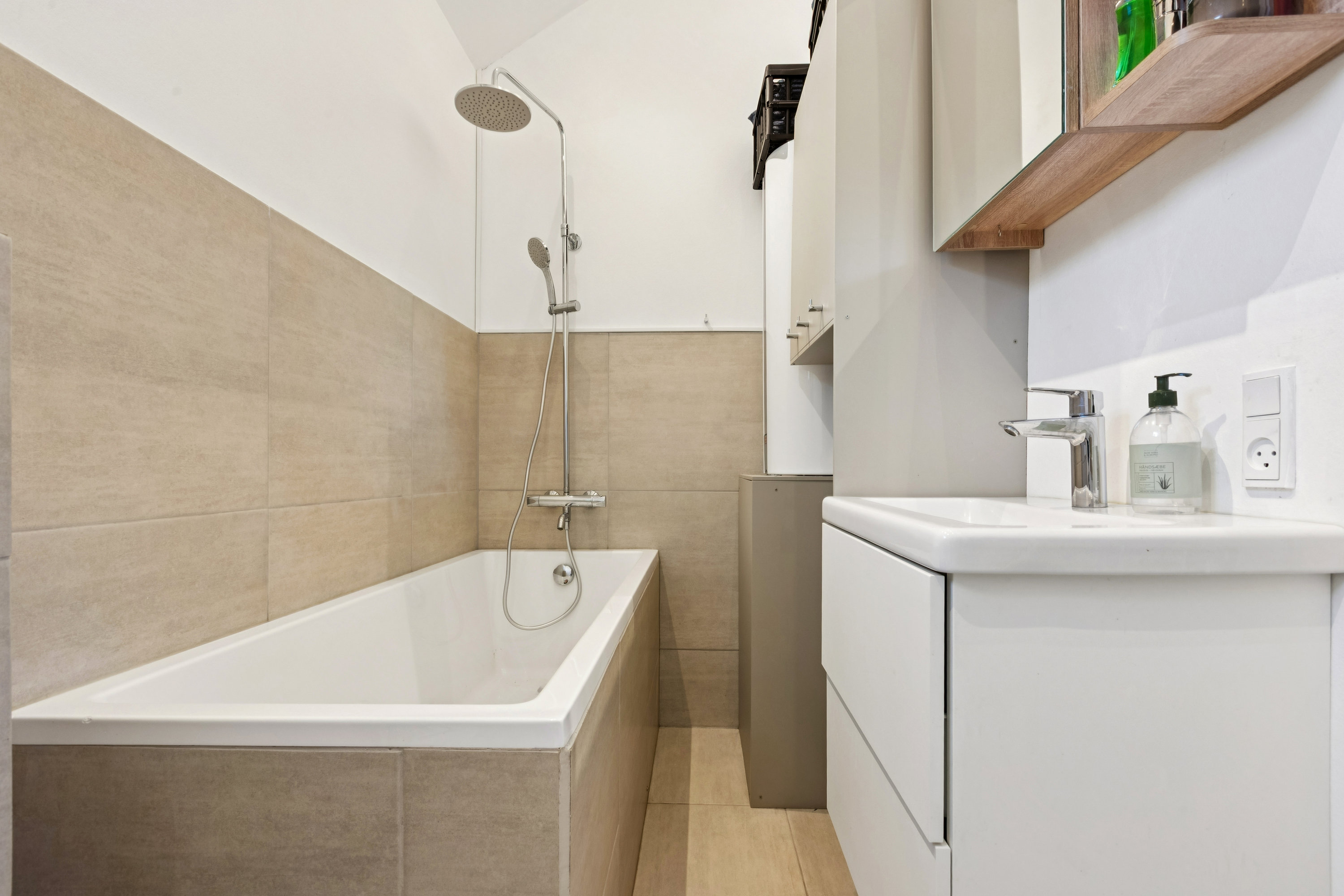 Fremhævet badeværelse billede i fuldskærmstilstand. Billede af Azaleagangen 54, 2300 København S