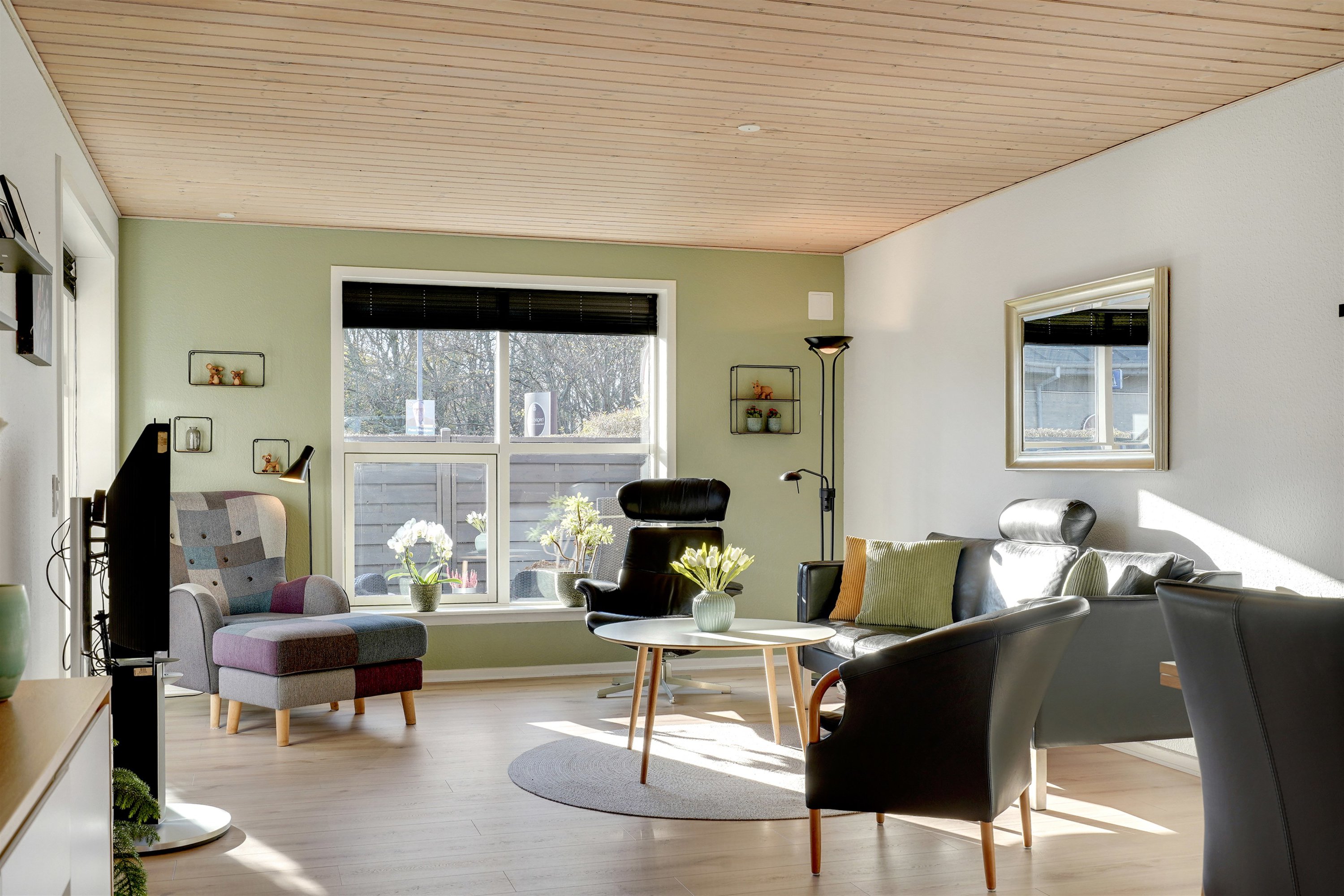 Fremhævet stue billede i fuldskærmstilstand. Billede af Bryndumvej 2, Tarp, 6715 Esbjerg N