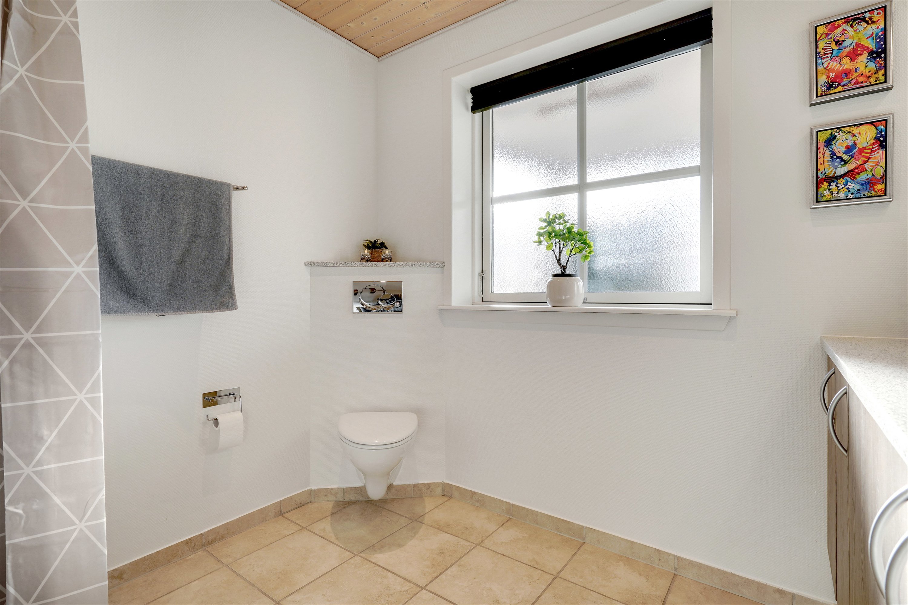 Fremhævet badeværelse billede i fuldskærmstilstand. Billede af Bryndumvej 2, Tarp, 6715 Esbjerg N