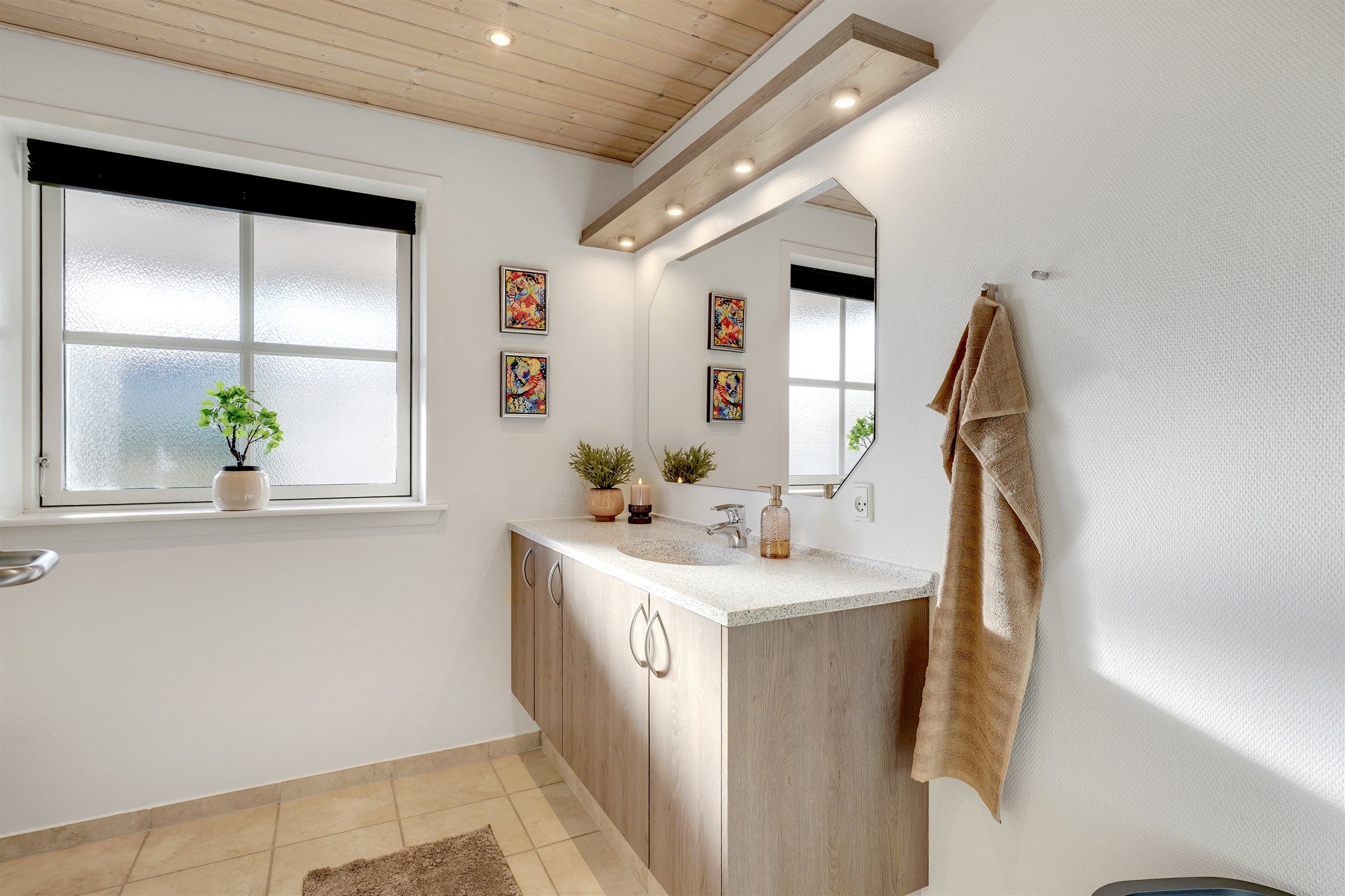 Fremhævet badeværelse billede i fuldskærmstilstand. Billede af Bryndumvej 2, Tarp, 6715 Esbjerg N