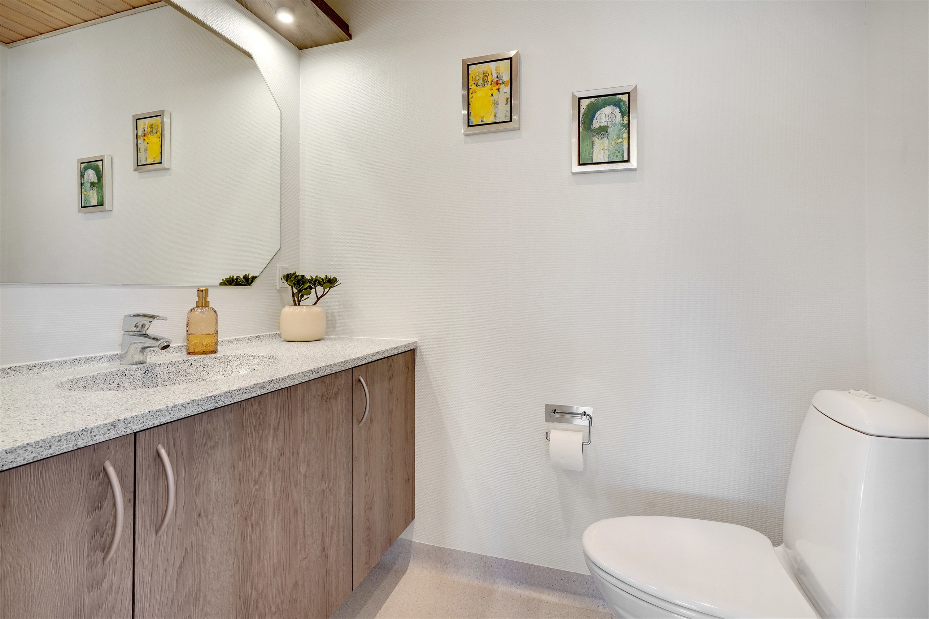 Fremhævet toilet billede i fuldskærmstilstand. Billede af Bryndumvej 2, Tarp, 6715 Esbjerg N