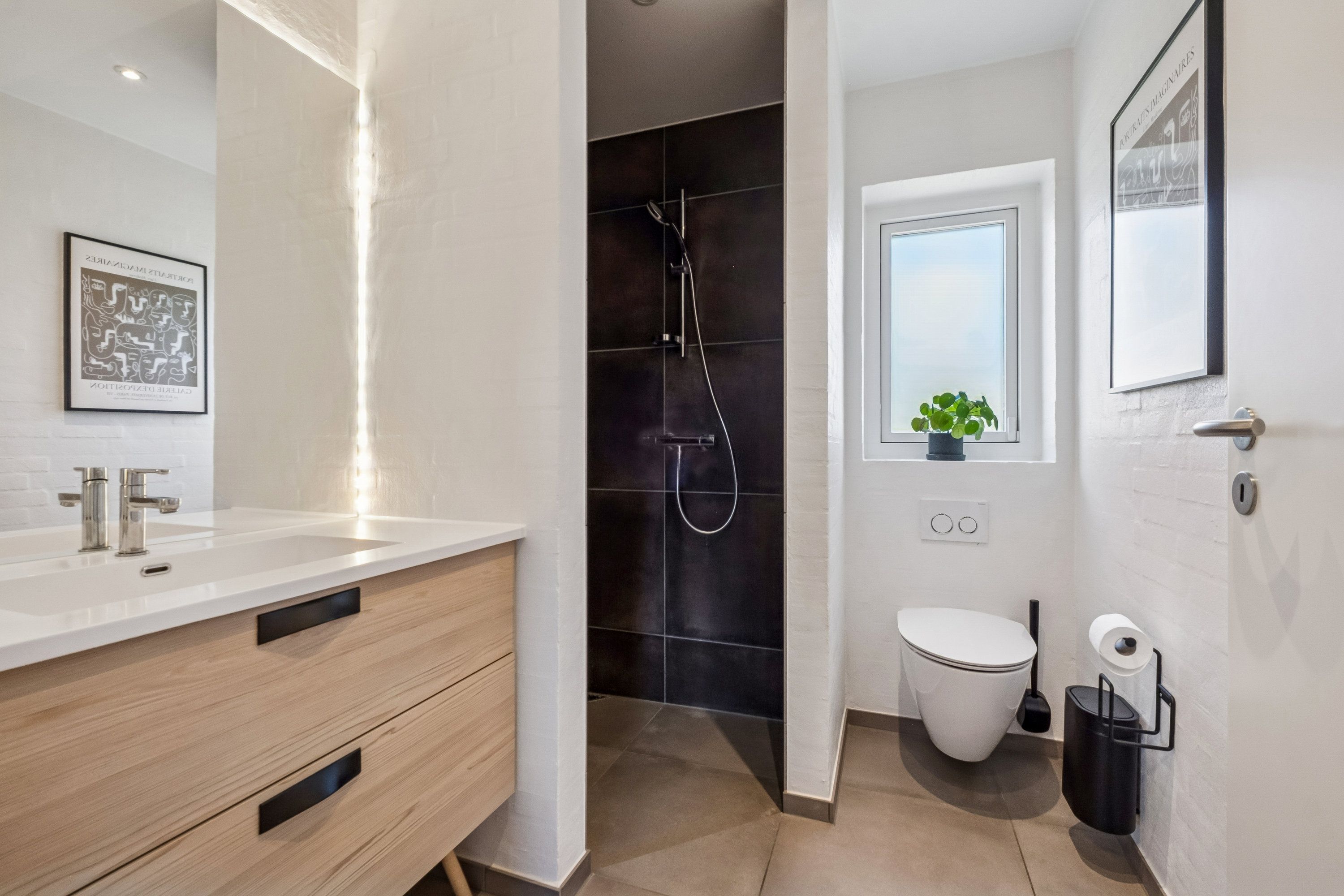 Fremhævet badeværelse billede i fuldskærmstilstand. Billede af Ørskovbæk Parken 21, 8732 Hovedgård