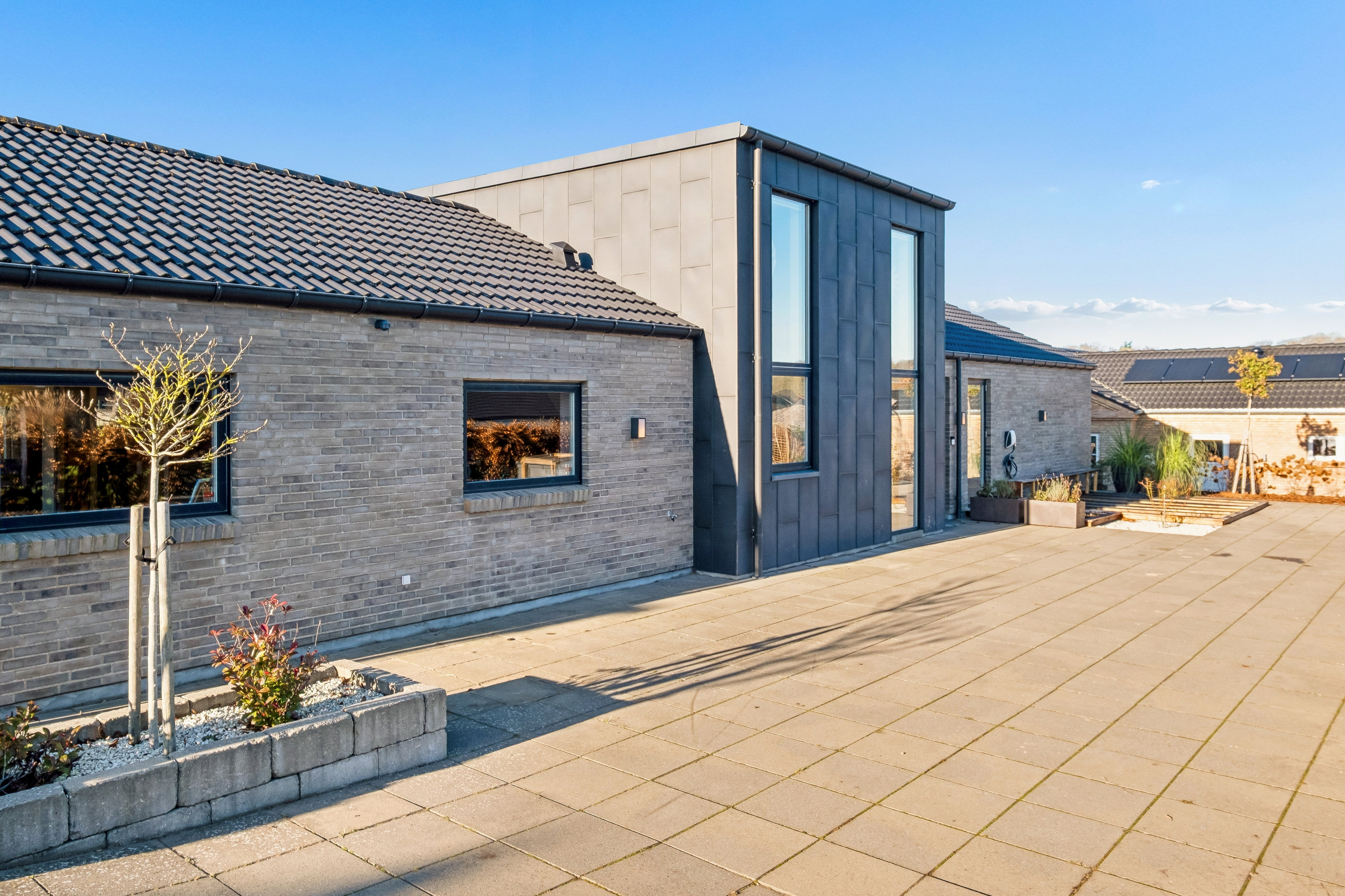 Fremhævet facade billede i fuldskærmstilstand. Billede af Ørskovbæk Parken 21, 8732 Hovedgård