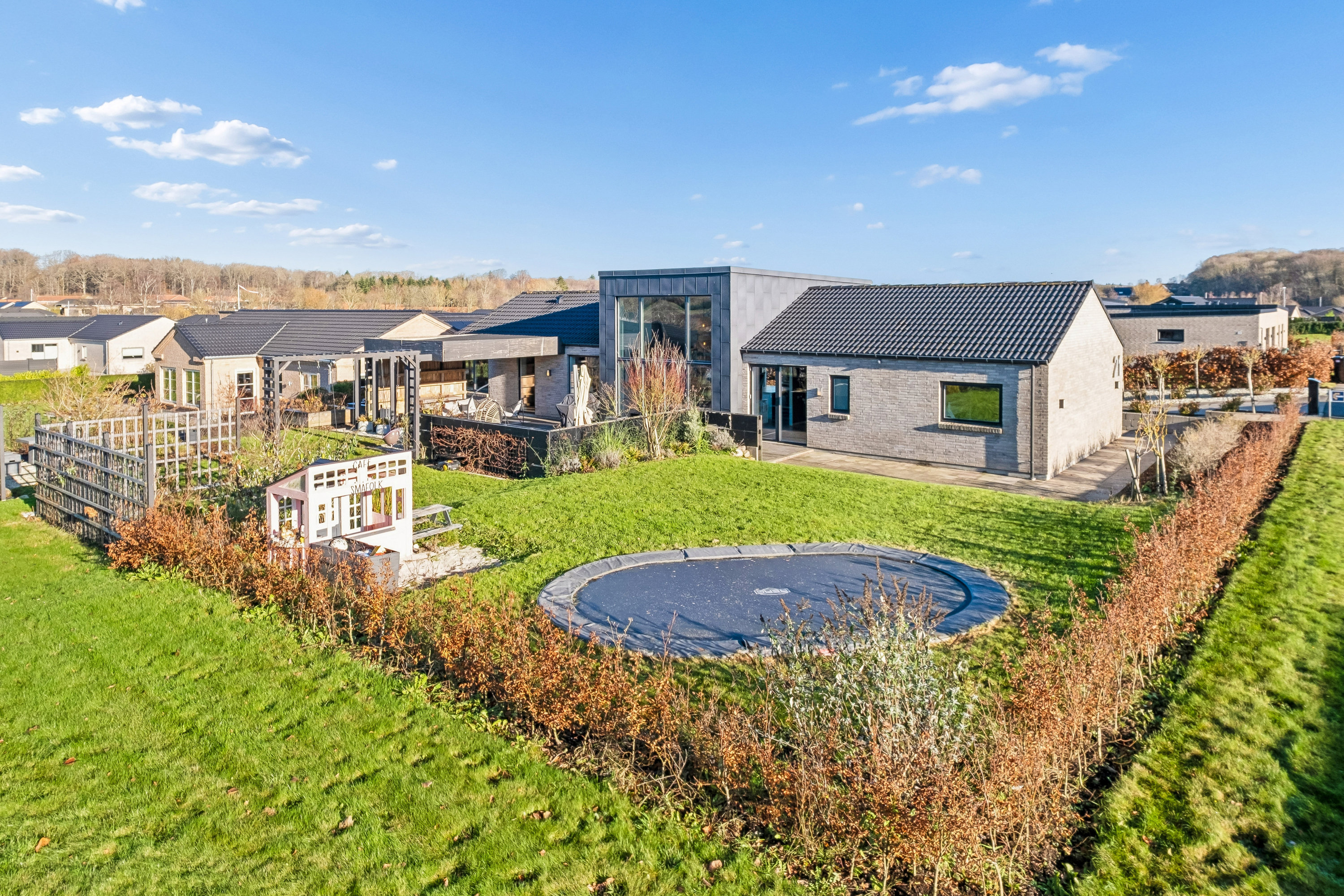 Fremhævet facade billede i fuldskærmstilstand. Billede af Ørskovbæk Parken 21, 8732 Hovedgård