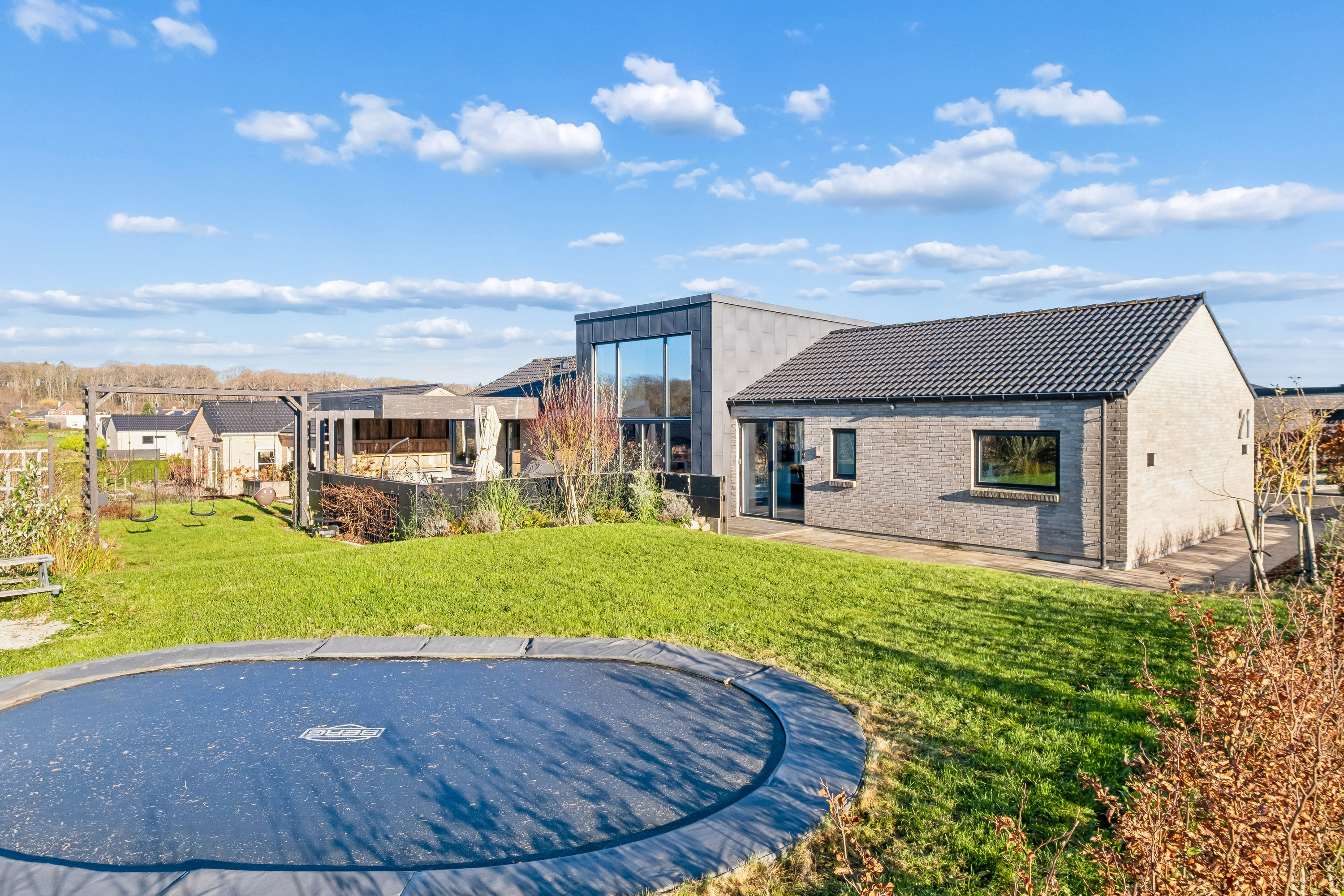 Fremhævet facade billede i fuldskærmstilstand. Billede af Ørskovbæk Parken 21, 8732 Hovedgård