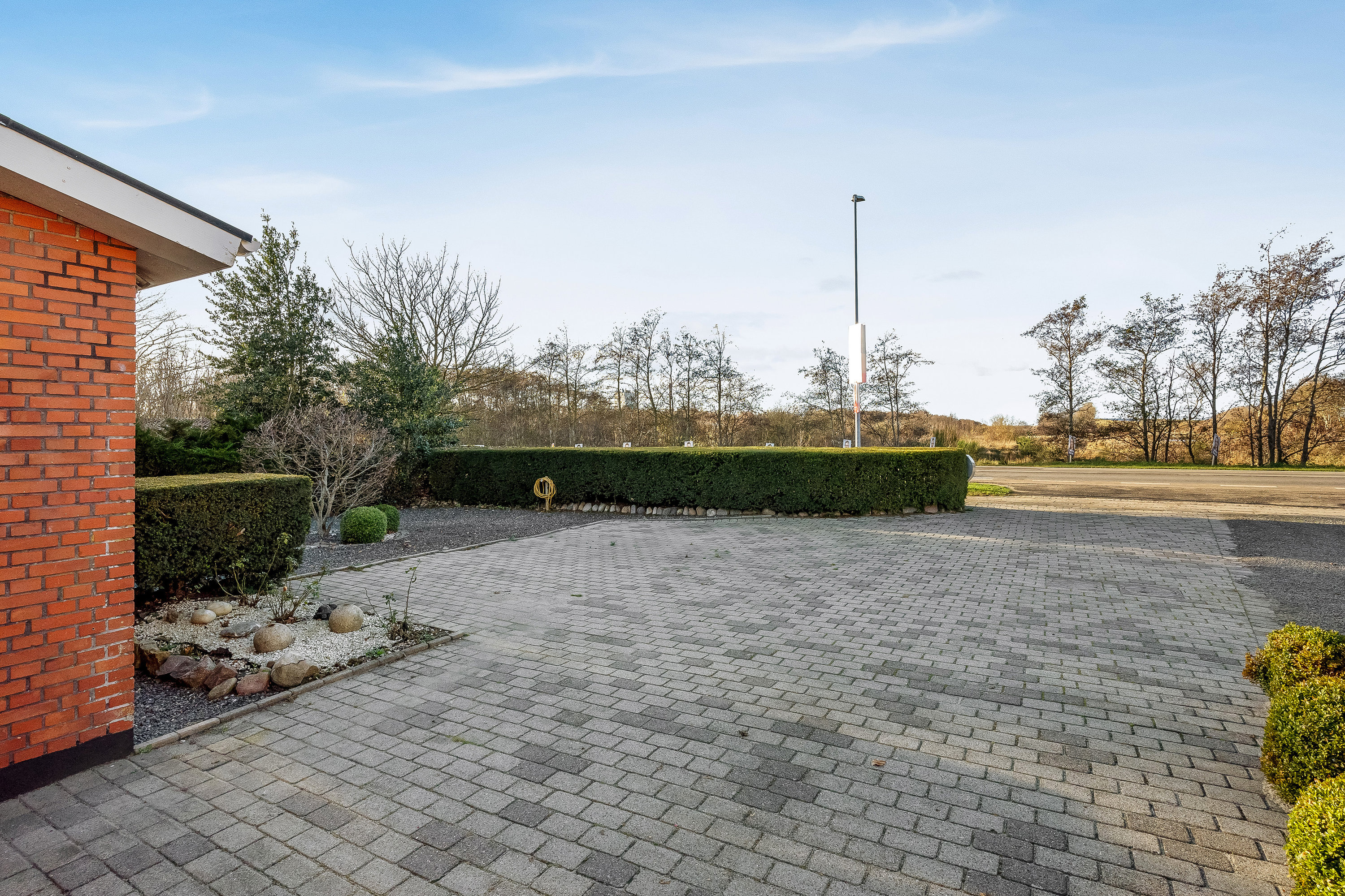 Fremhævet indkørsel billede i fuldskærmstilstand. Billede af Holstebrovej 6, Rindum, 6950 Ringkøbing