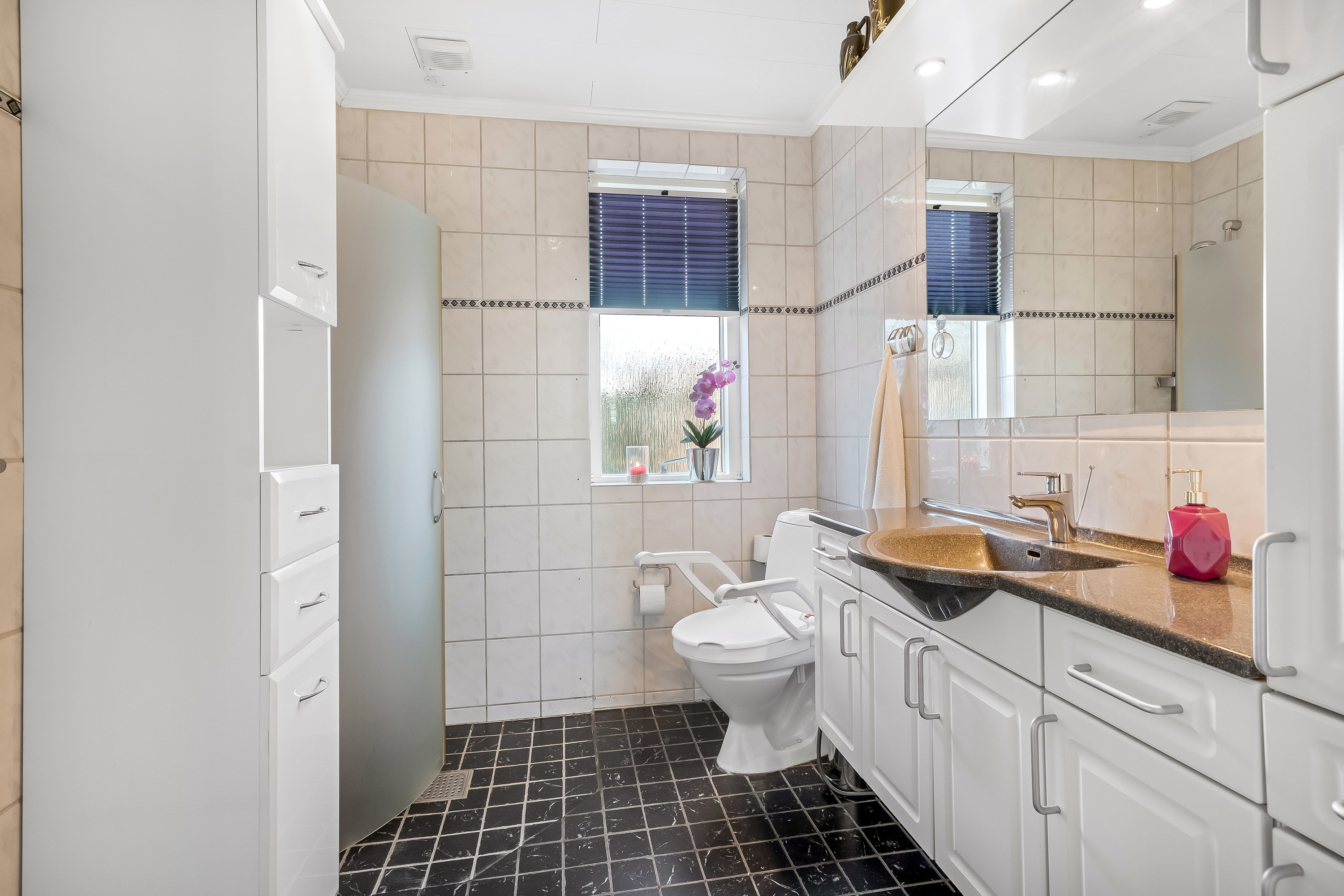 Fremhævet badeværelse billede i fuldskærmstilstand. Billede af Holstebrovej 6, Rindum, 6950 Ringkøbing