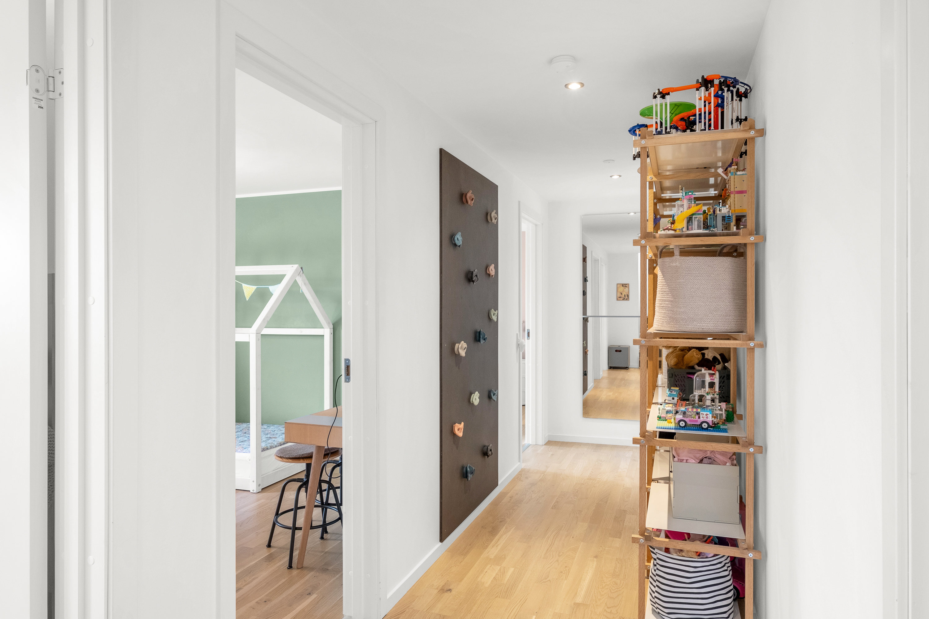 Fremhævet gang billede i fuldskærmstilstand. Billede af Hybenhaven 14, 8520 Lystrup