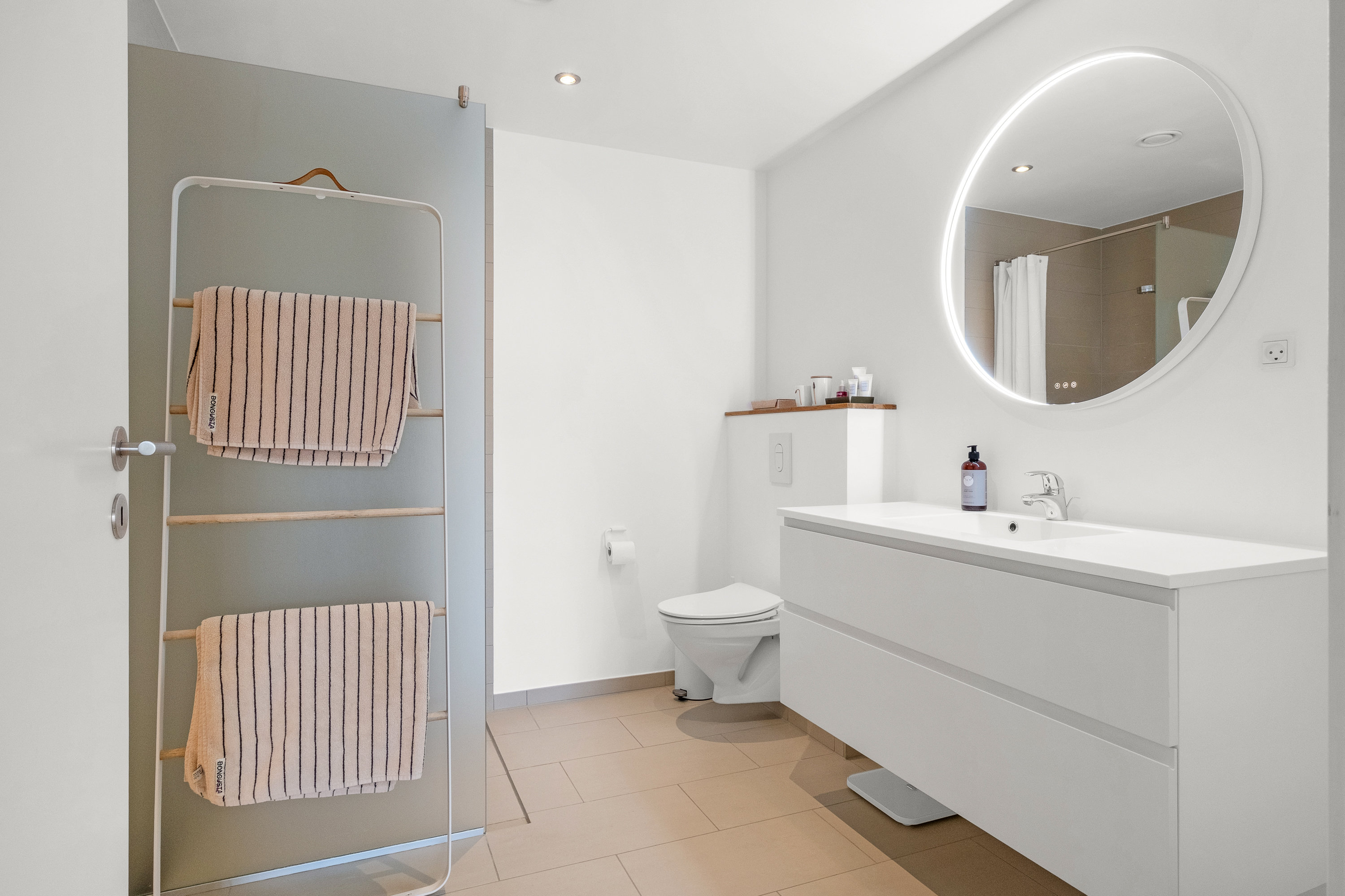 Fremhævet badeværelse billede i fuldskærmstilstand. Billede af Hybenhaven 14, 8520 Lystrup