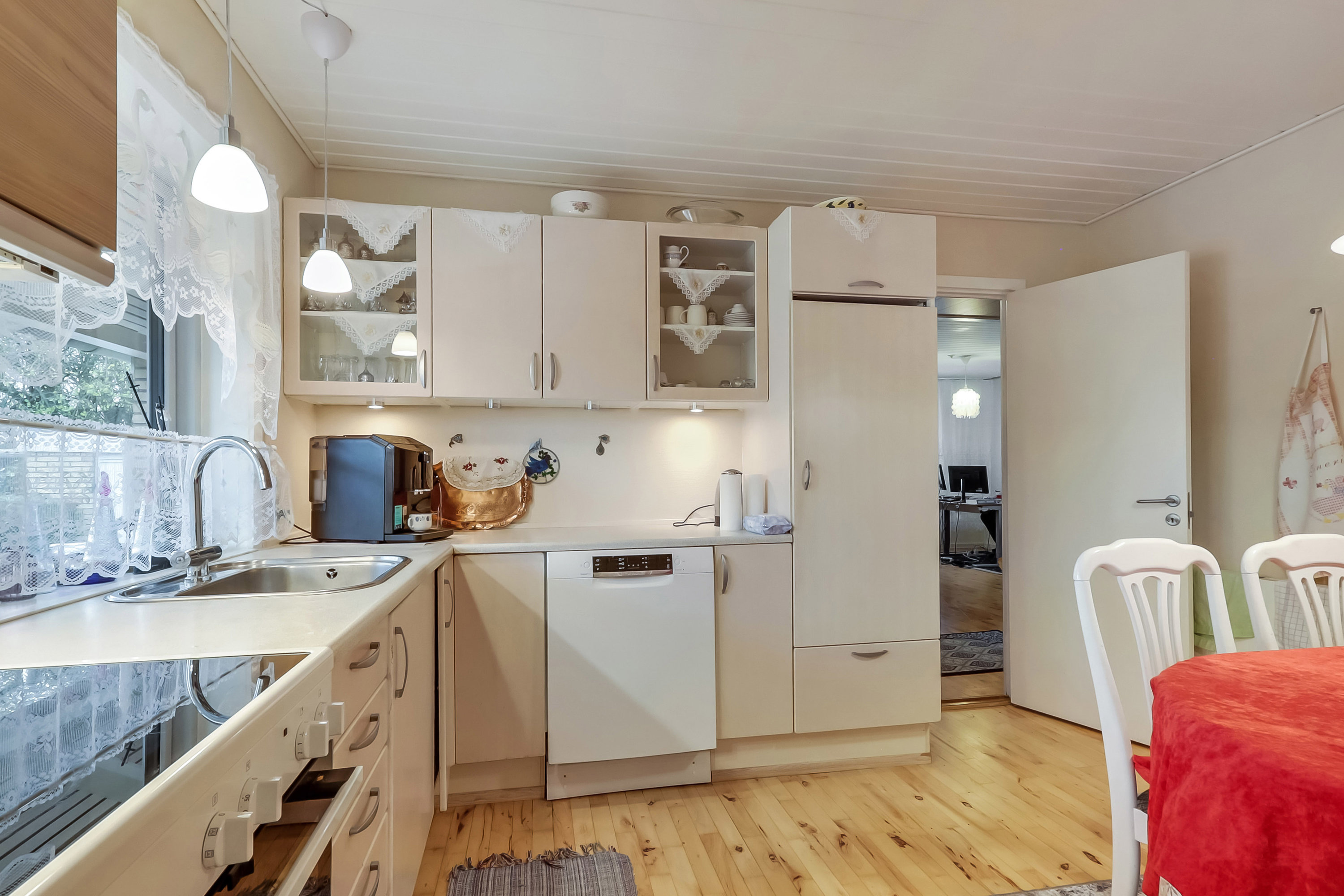 Fremhævet køkken billede i fuldskærmstilstand. Billede af Walkendorffsvej 29, Tved, 5700 Svendborg