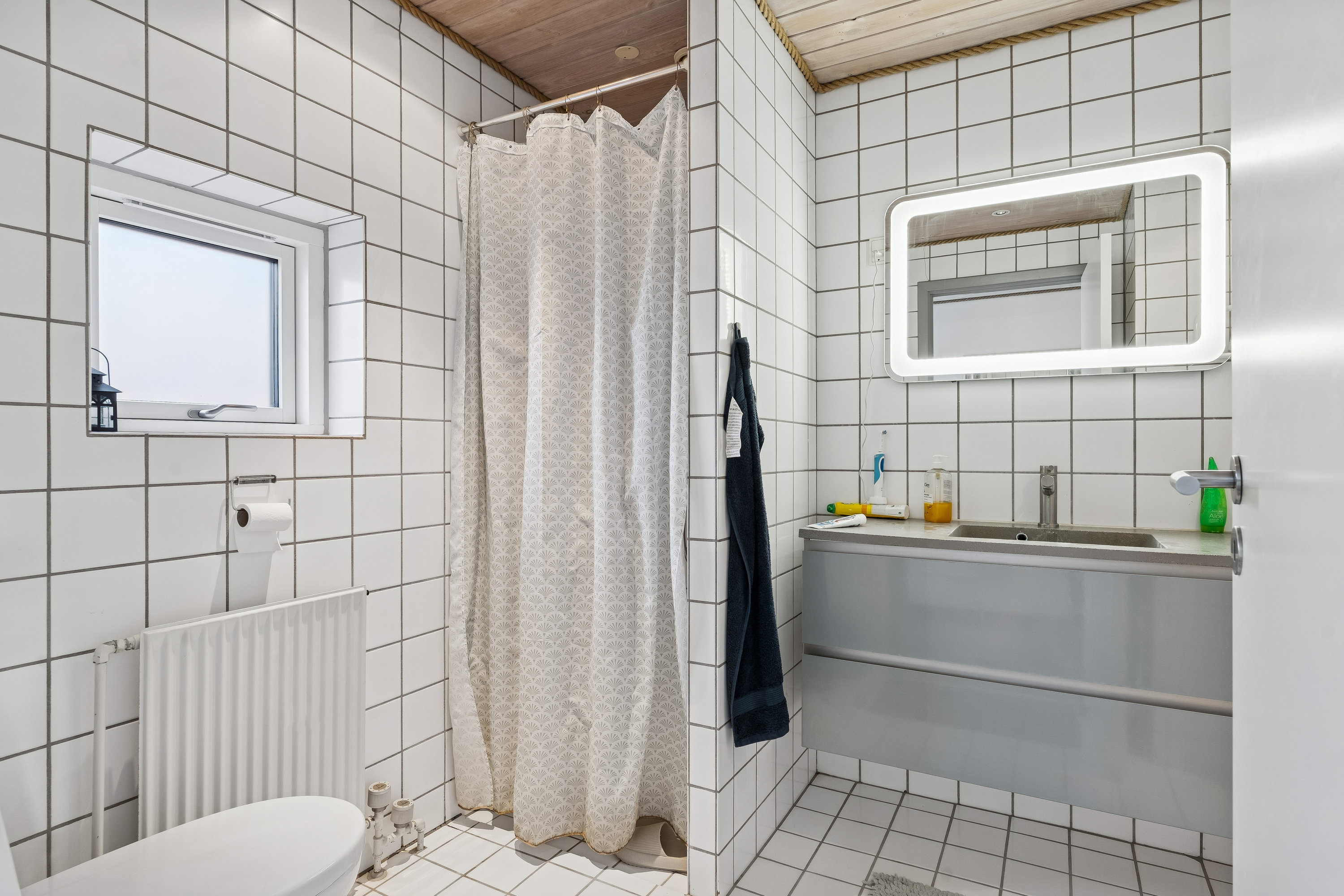 Fremhævet badeværelse billede i fuldskærmstilstand. Billede af Moseparken 68, 8722 Hedensted