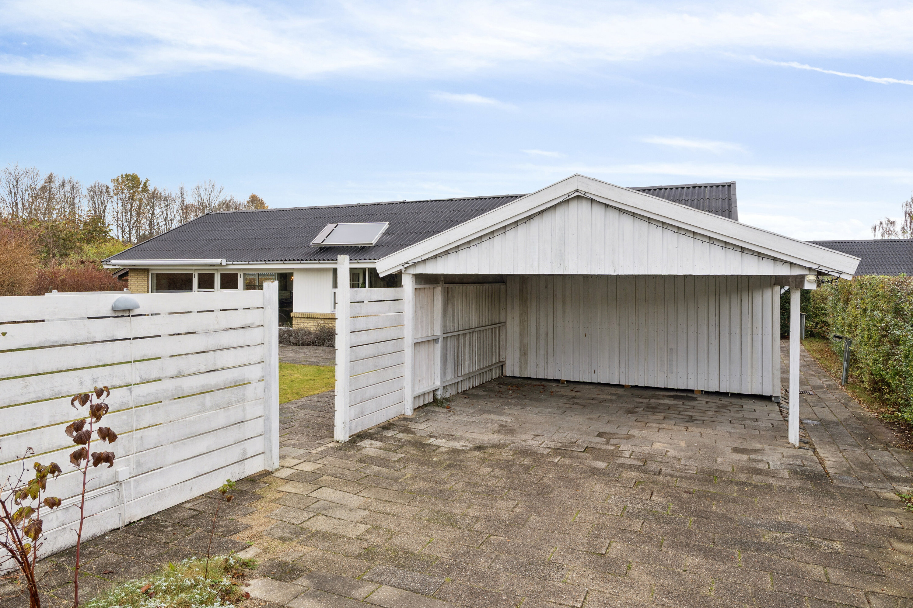 Fremhævet carport billede i fuldskærmstilstand. Billede af Bøgehaven 4, 2980 Kokkedal