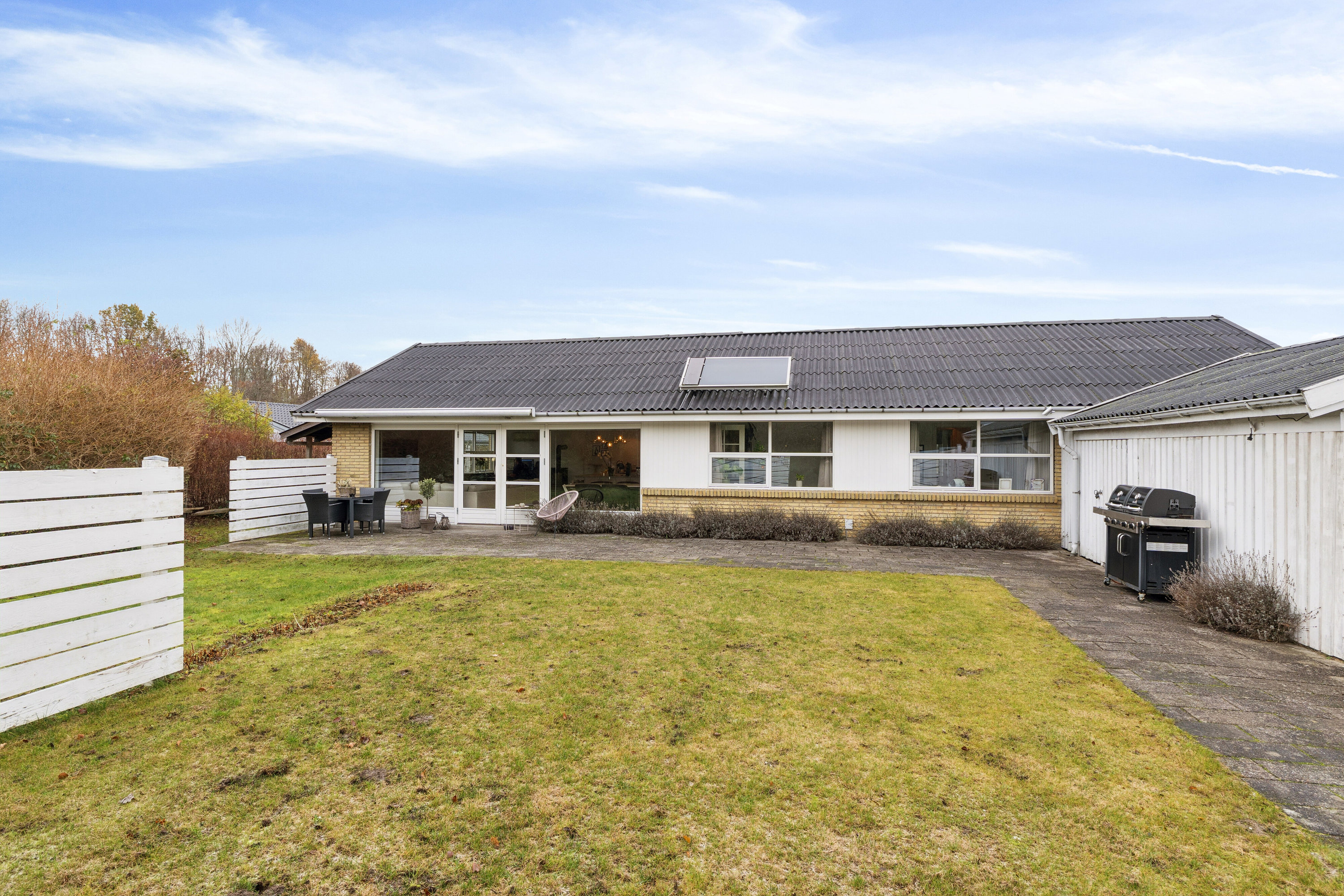 Fremhævet set fra haven billede i fuldskærmstilstand. Billede af Bøgehaven 4, 2980 Kokkedal