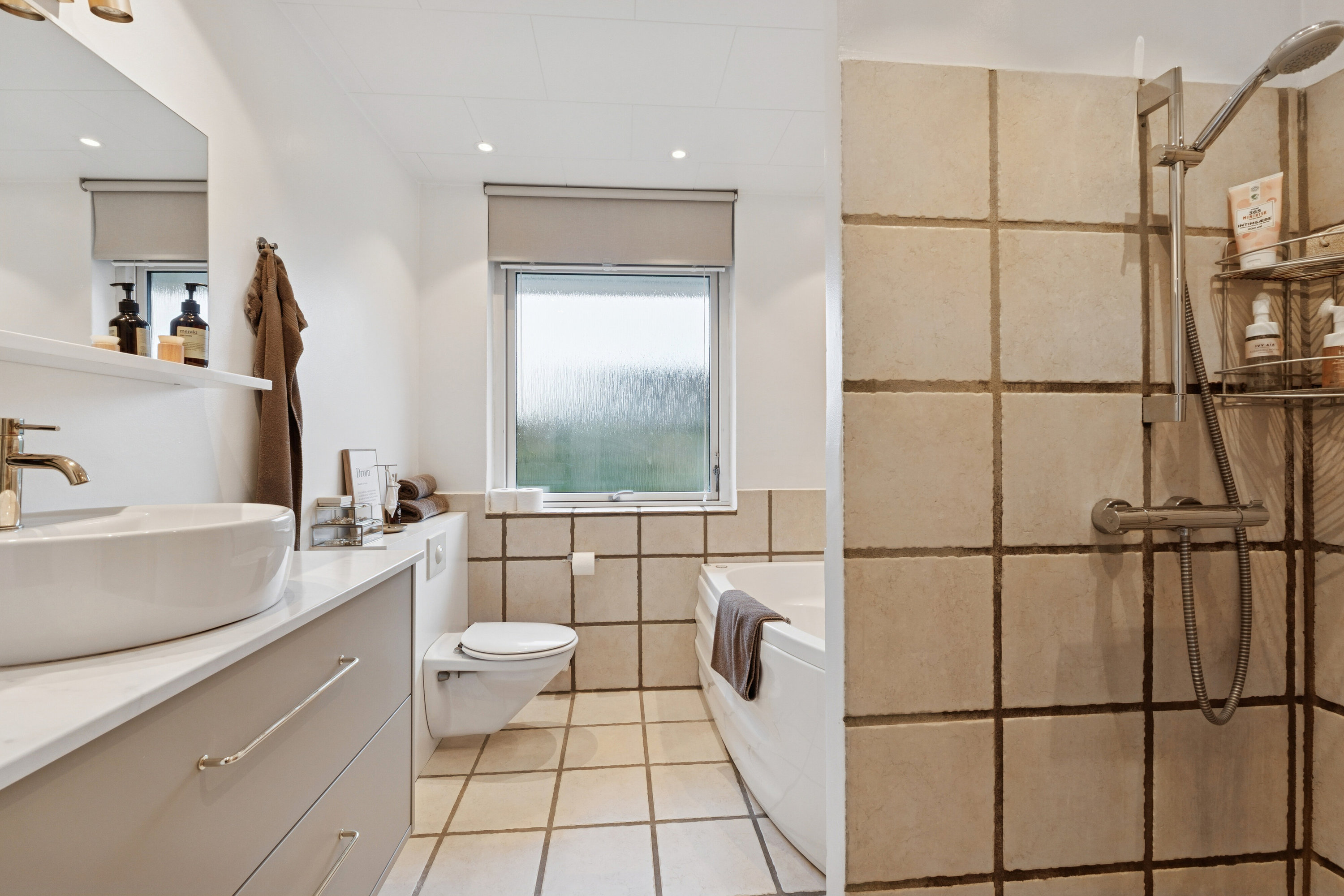 Fremhævet badeværelse billede i fuldskærmstilstand. Billede af Bøgehaven 4, 2980 Kokkedal