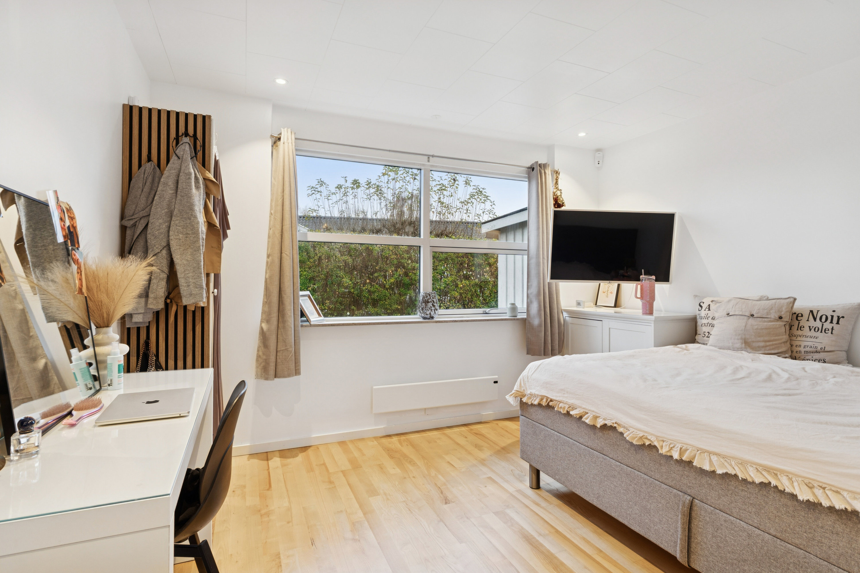 Fremhævet soveværelse billede i fuldskærmstilstand. Billede af Bøgehaven 4, 2980 Kokkedal