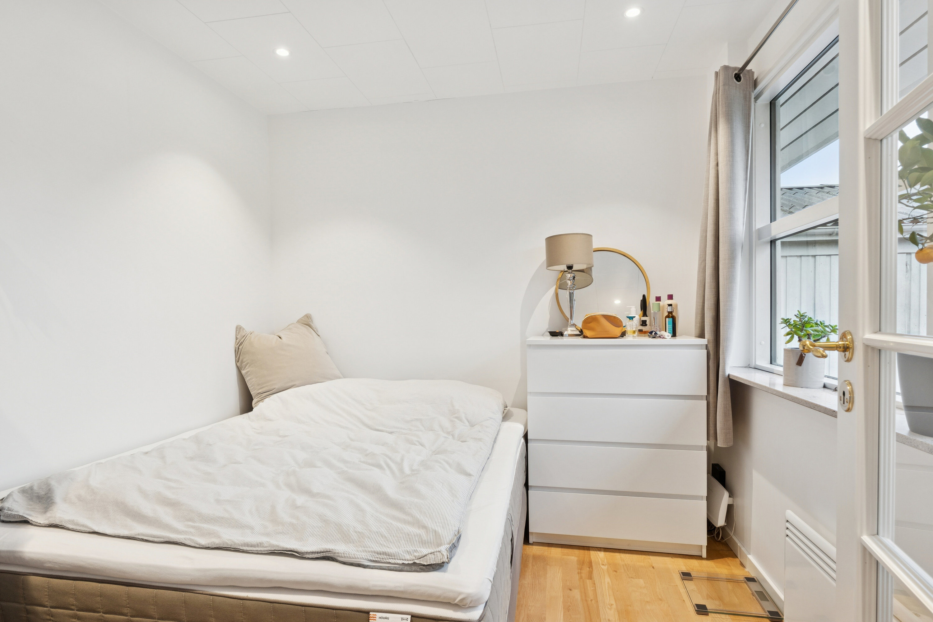 Fremhævet soveværelse billede i fuldskærmstilstand. Billede af Bøgehaven 4, 2980 Kokkedal