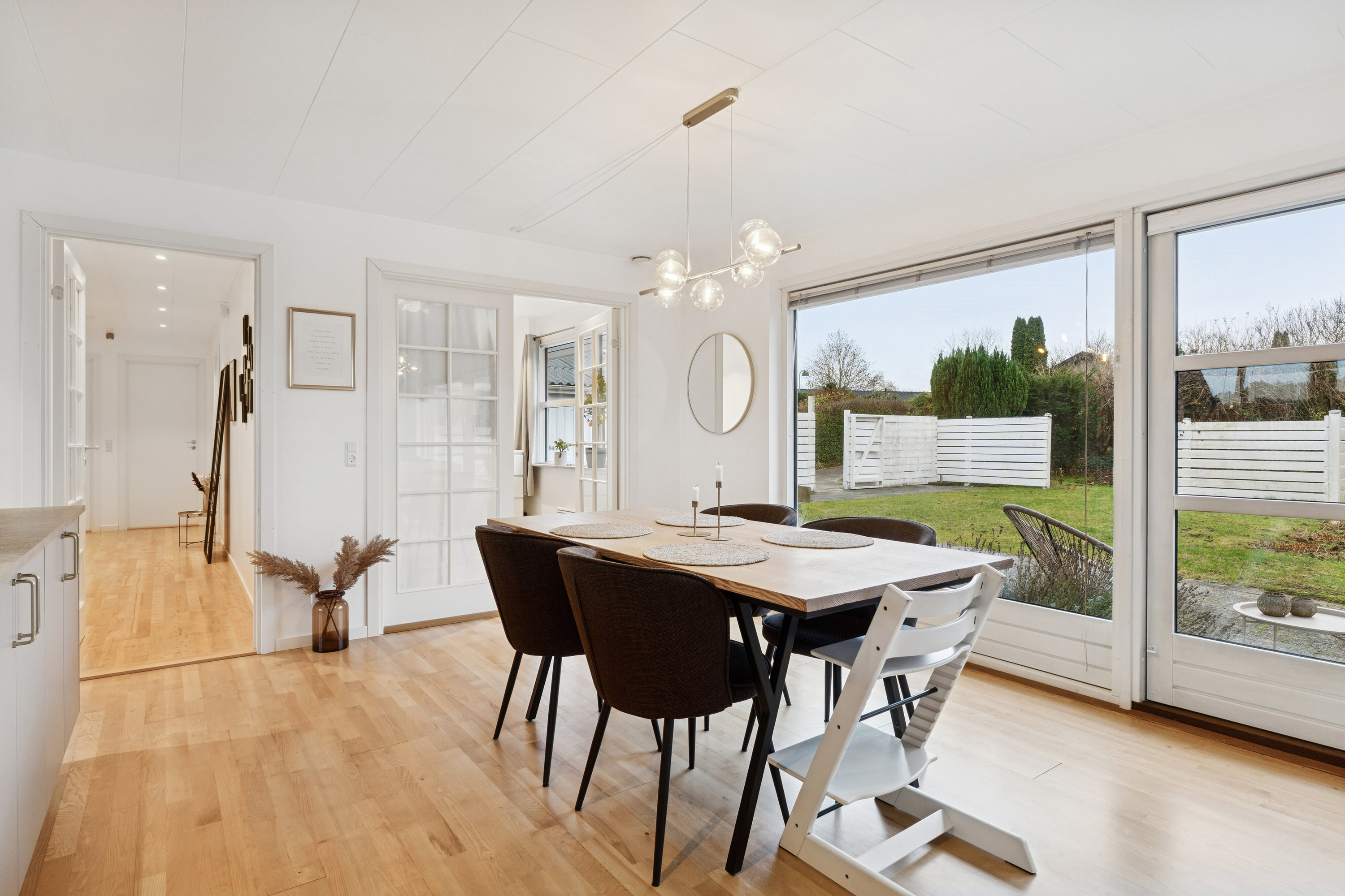 Fremhævet spisestue billede i fuldskærmstilstand. Billede af Bøgehaven 4, 2980 Kokkedal