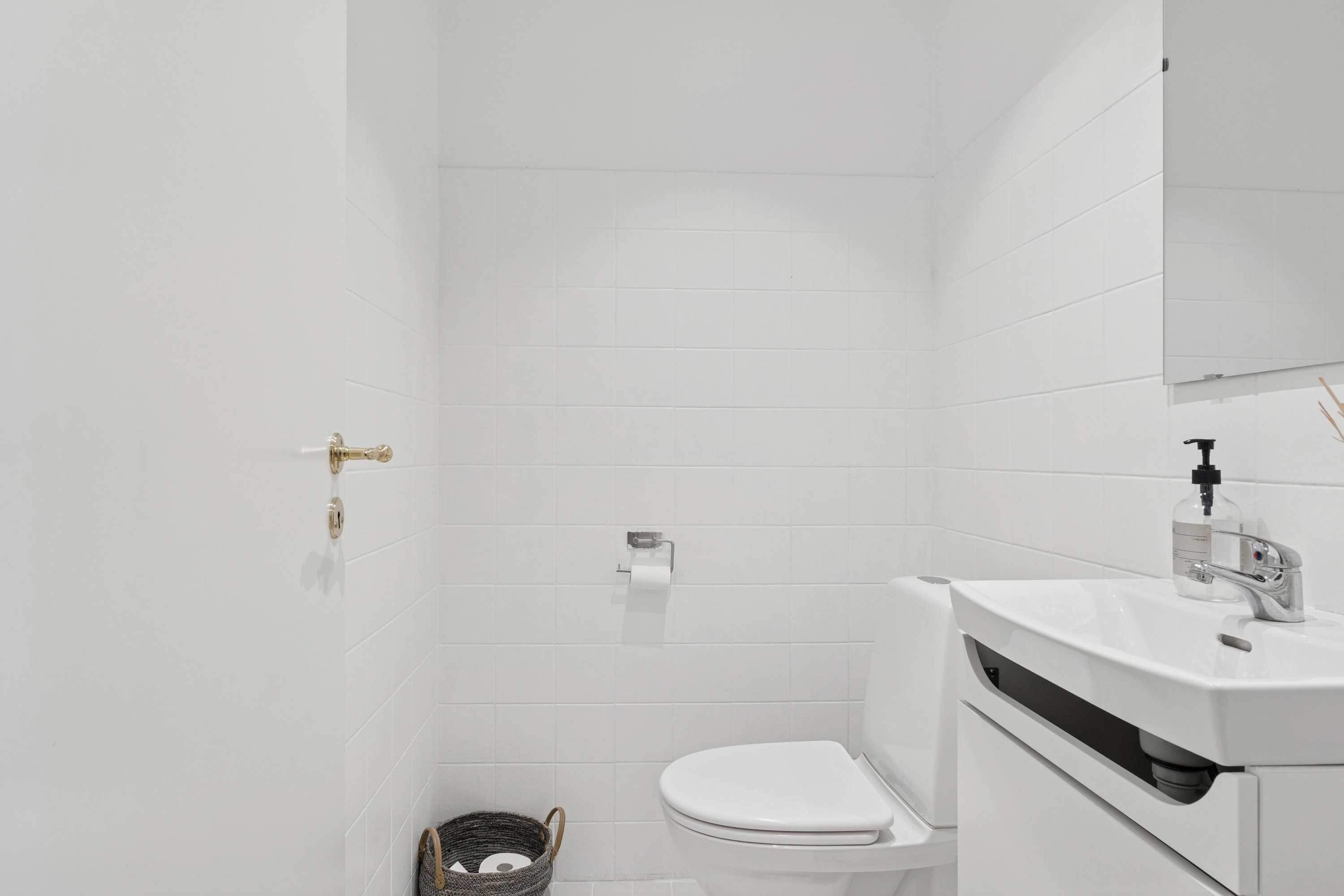 Fremhævet toilet billede i fuldskærmstilstand. Billede af Bøgehaven 4, 2980 Kokkedal