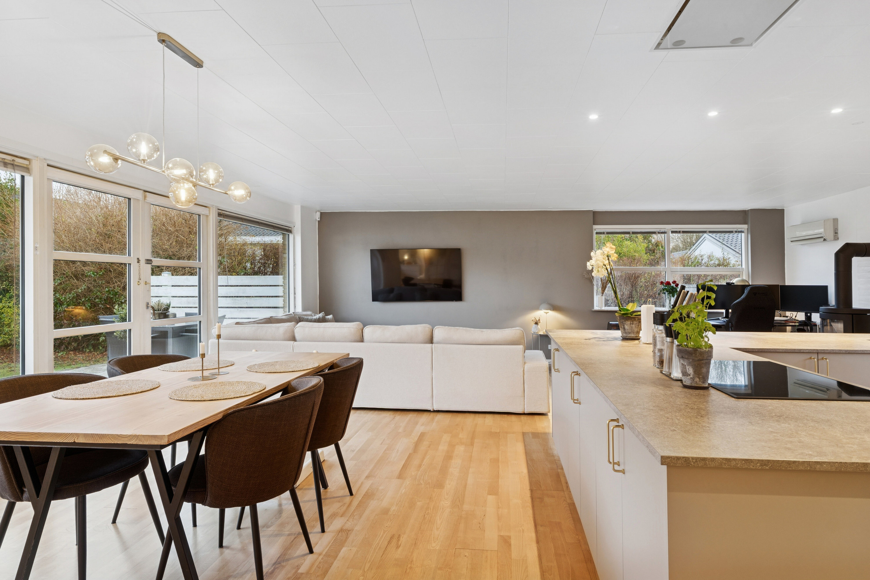 Fremhævet spisestue billede i fuldskærmstilstand. Billede af Bøgehaven 4, 2980 Kokkedal