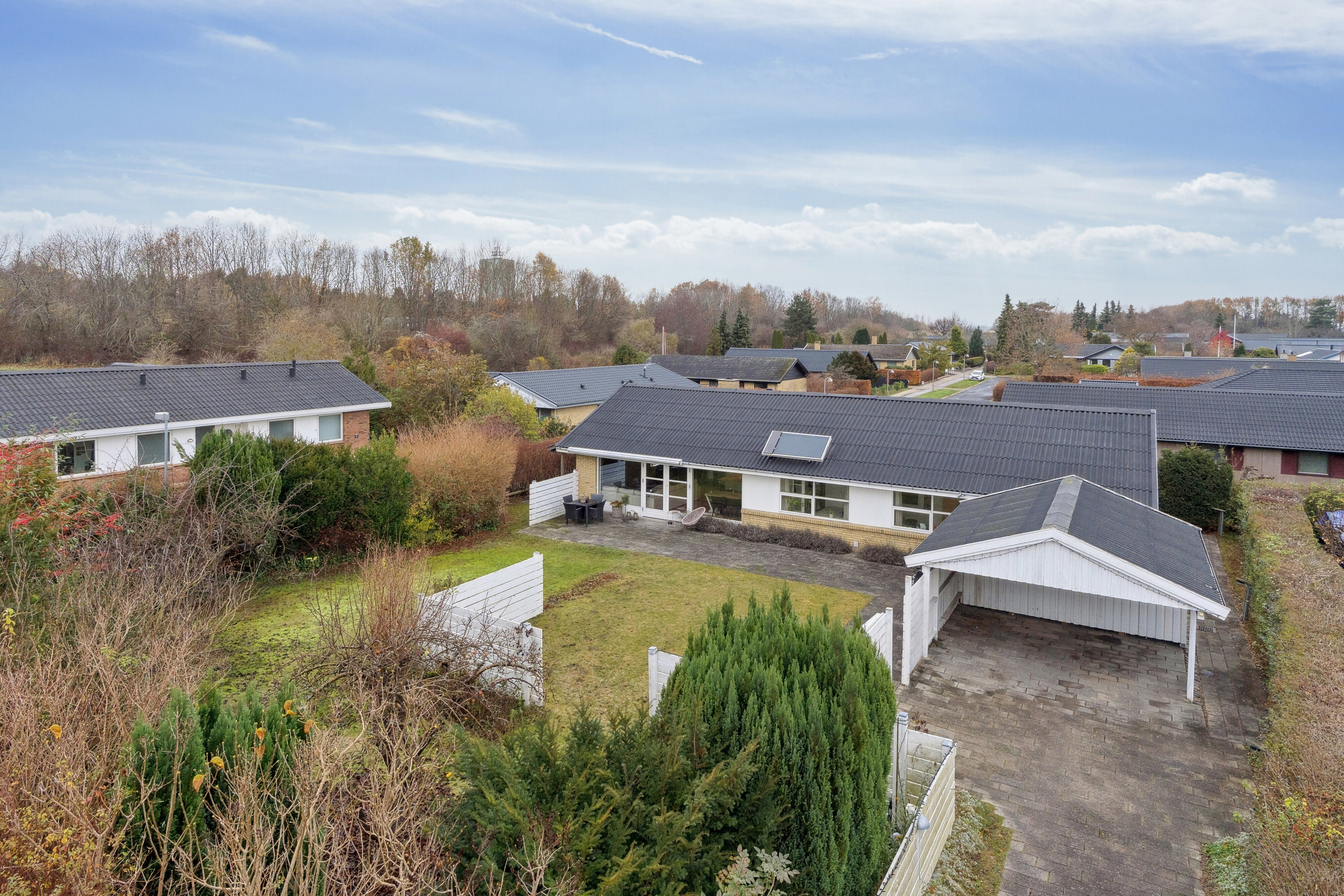 Fremhævet set fra vejen billede i fuldskærmstilstand. Billede af Bøgehaven 4, 2980 Kokkedal