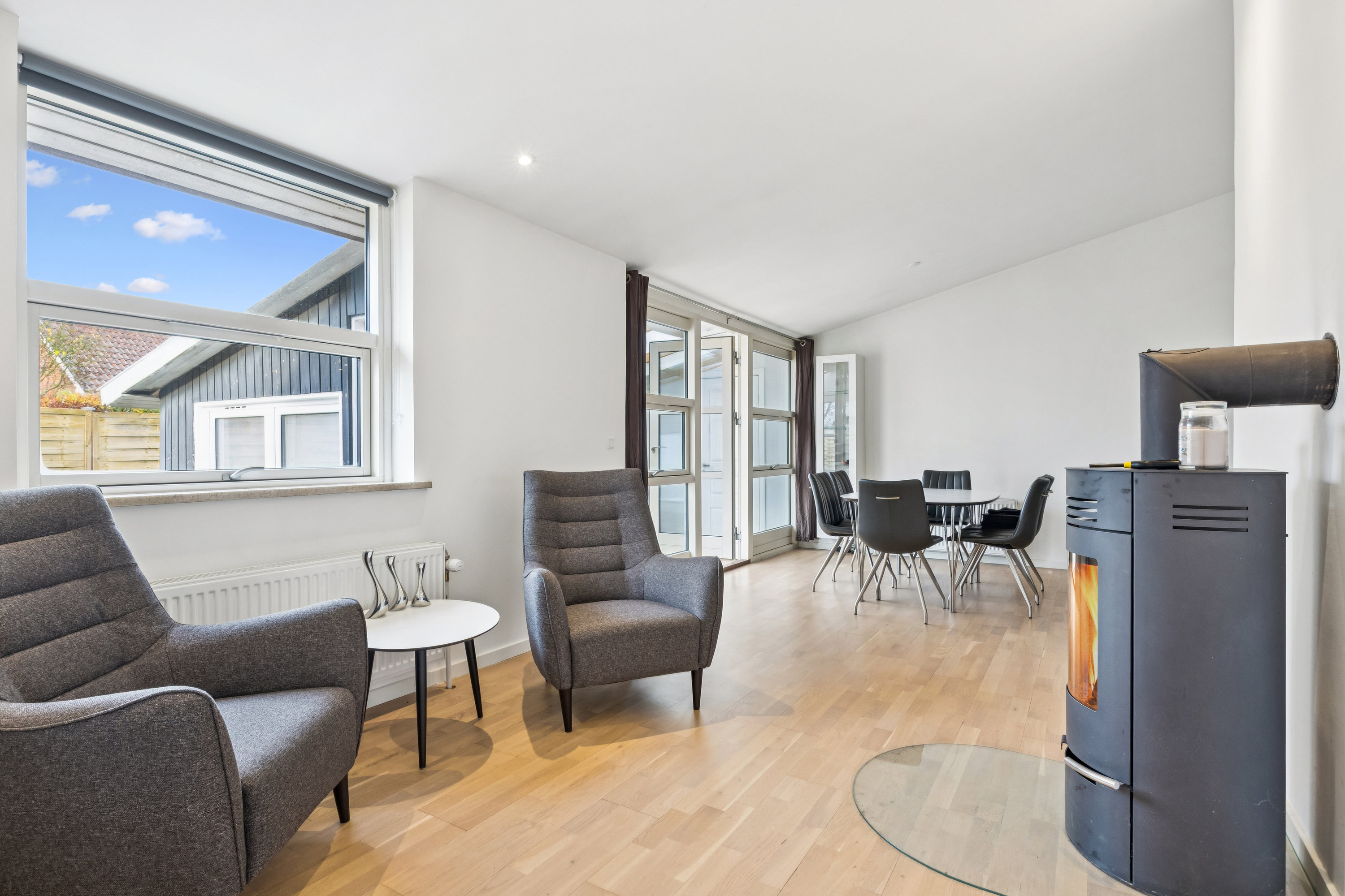 Fremhævet stue billede i fuldskærmstilstand. Billede af Drosselvej 2, 4270 Høng