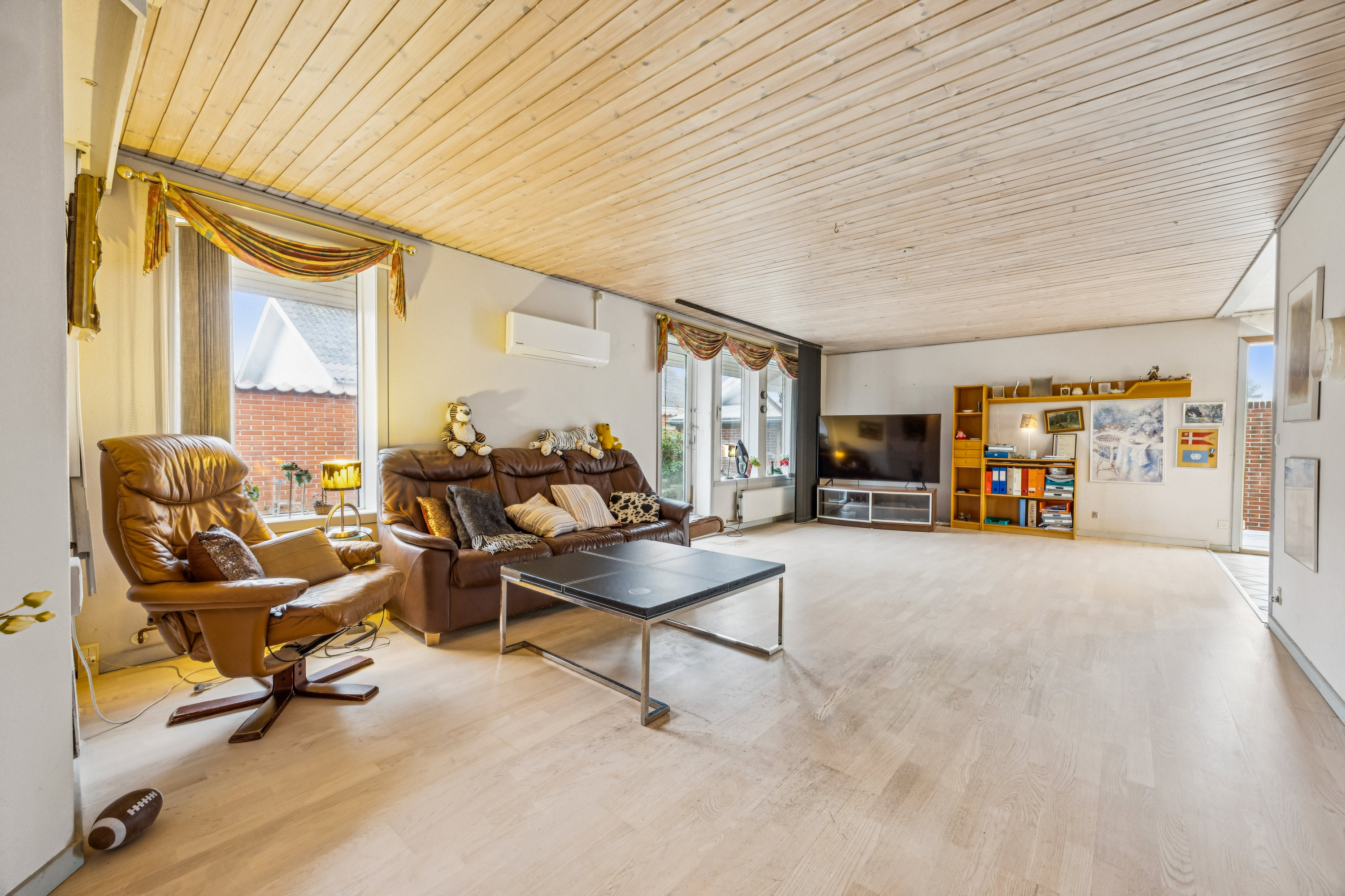 Fremhævet stue billede i fuldskærmstilstand. Billede af Dyssevej 1, Sæby, 4270 Høng