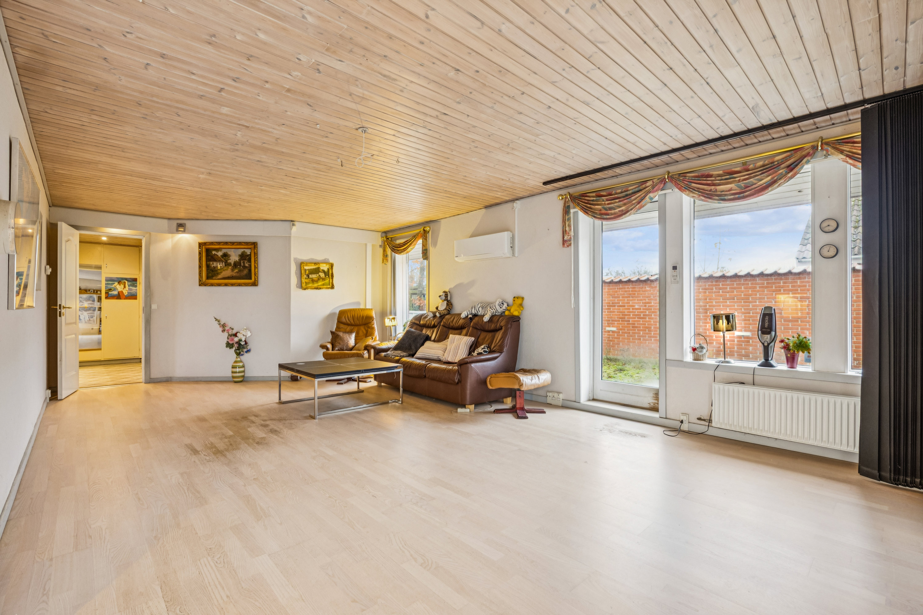 Fremhævet stue billede i fuldskærmstilstand. Billede af Dyssevej 1, Sæby, 4270 Høng