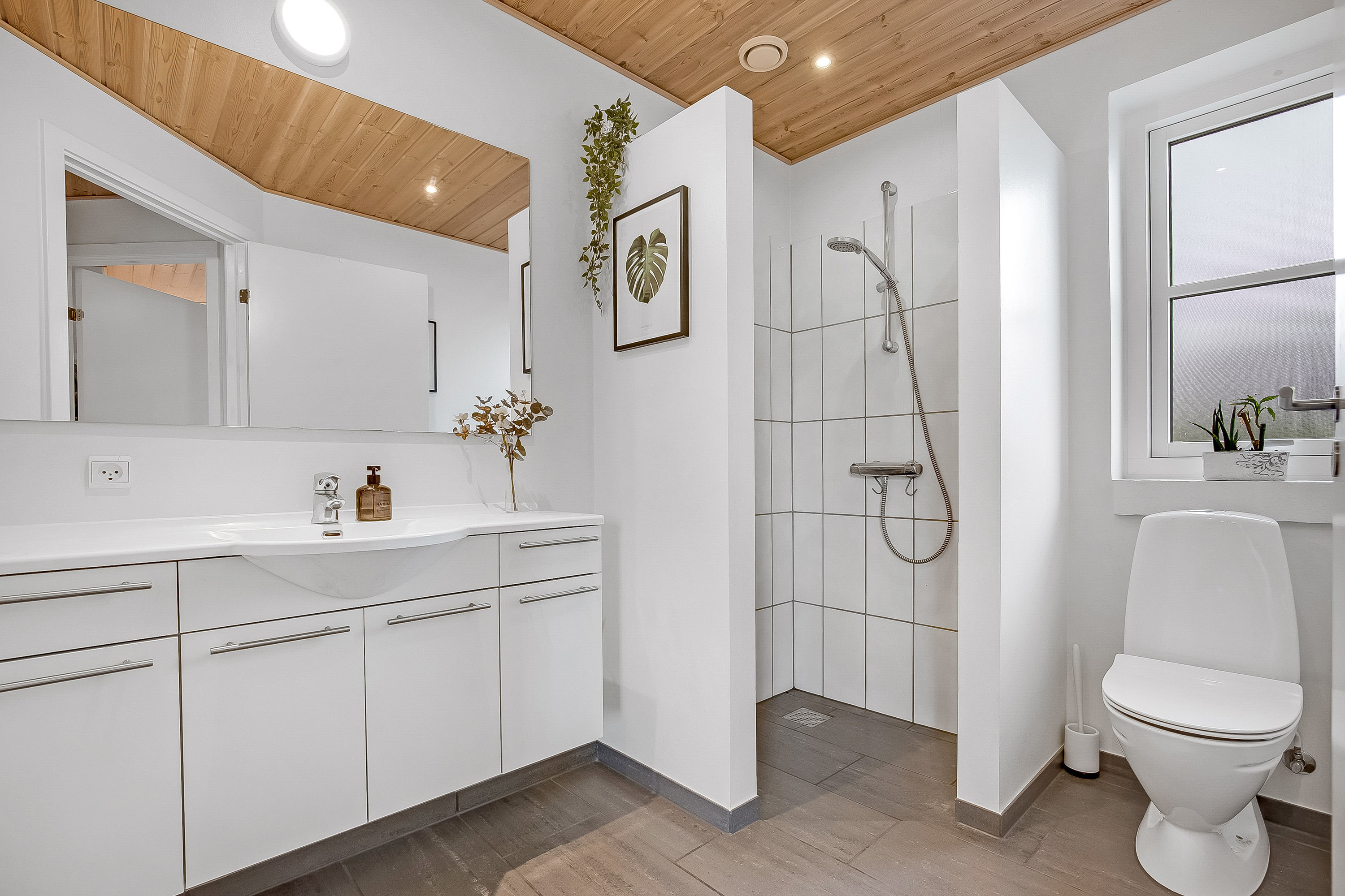 Fremhævet badeværelse billede i fuldskærmstilstand. Billede af Bakkedraget 79, Vester Nebel, 6040 Egtved