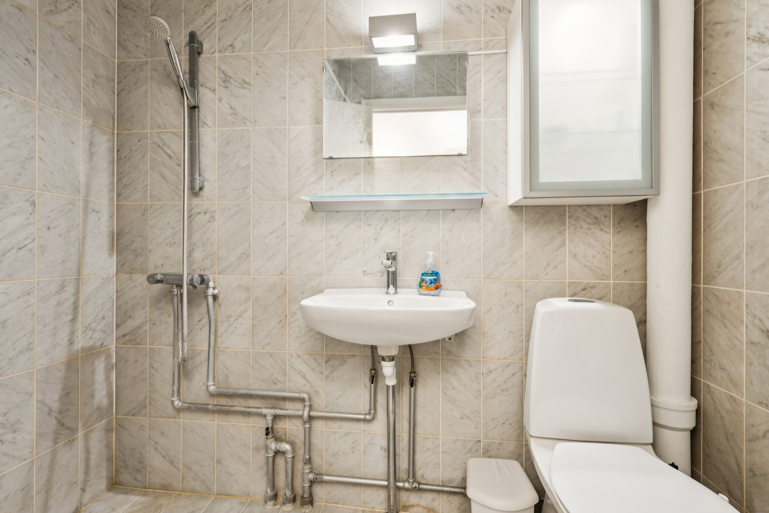 Fremhævet badeværelse billede i fuldskærmstilstand. Billede af Eremitageparken 327, 1. c., 2800 Kongens Lyngby