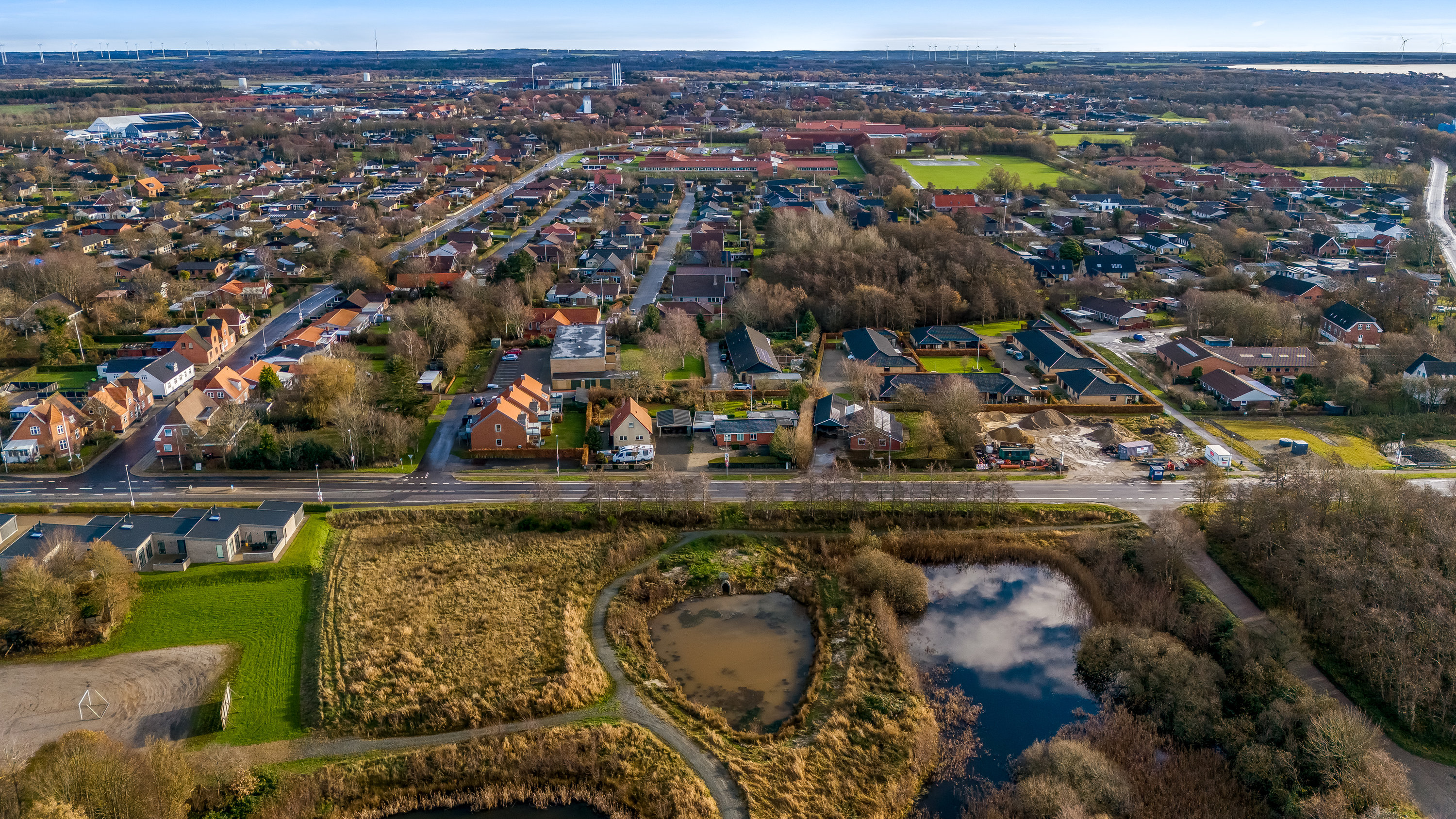 Fremhævet luftfoto billede i fuldskærmstilstand. Billede af Holstebrovej 6, Rindum, 6950 Ringkøbing