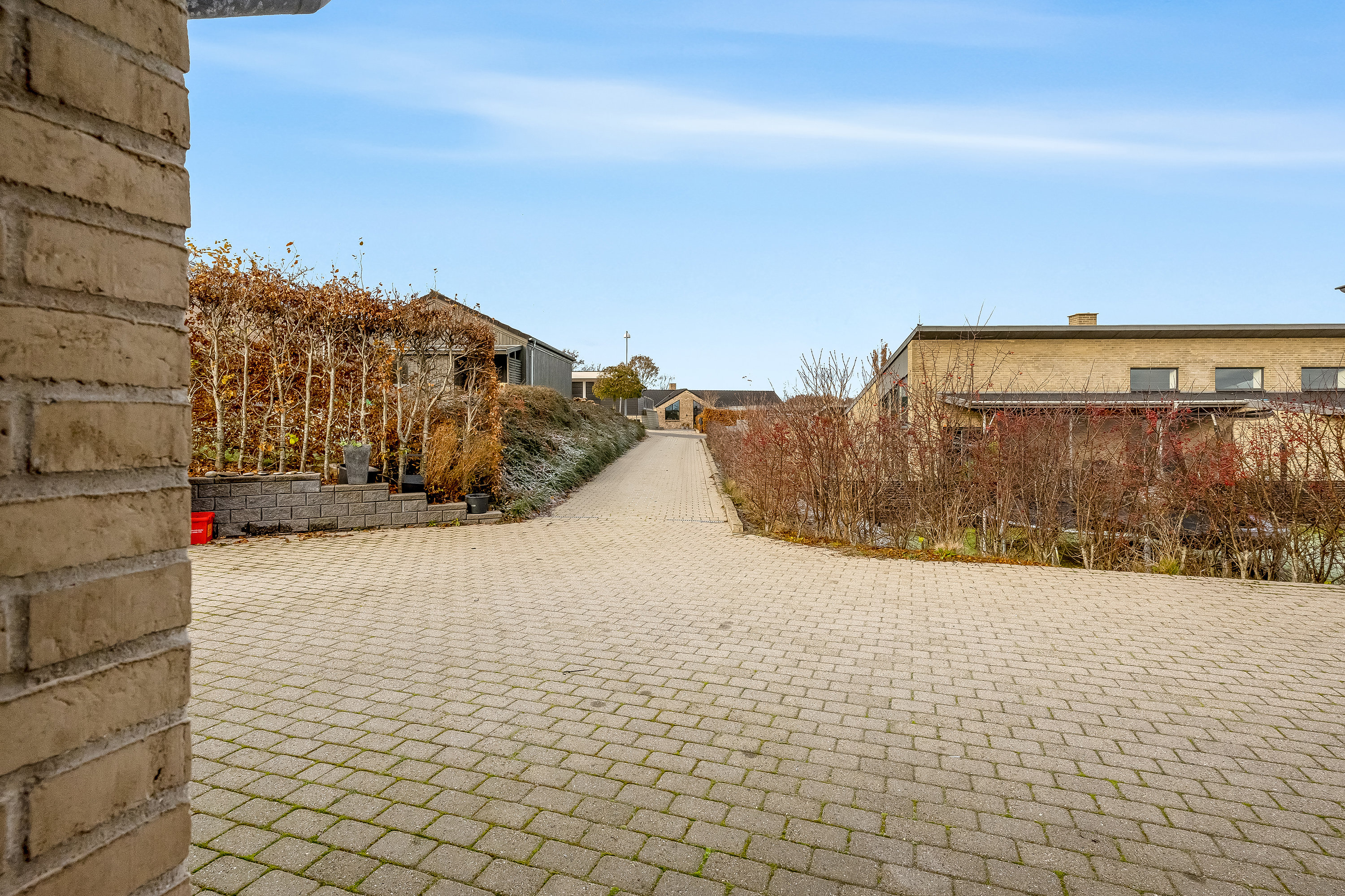 Fremhævet indkørsel billede i fuldskærmstilstand. Billede af Under Egen 45, Halgårde, 7500 Holstebro