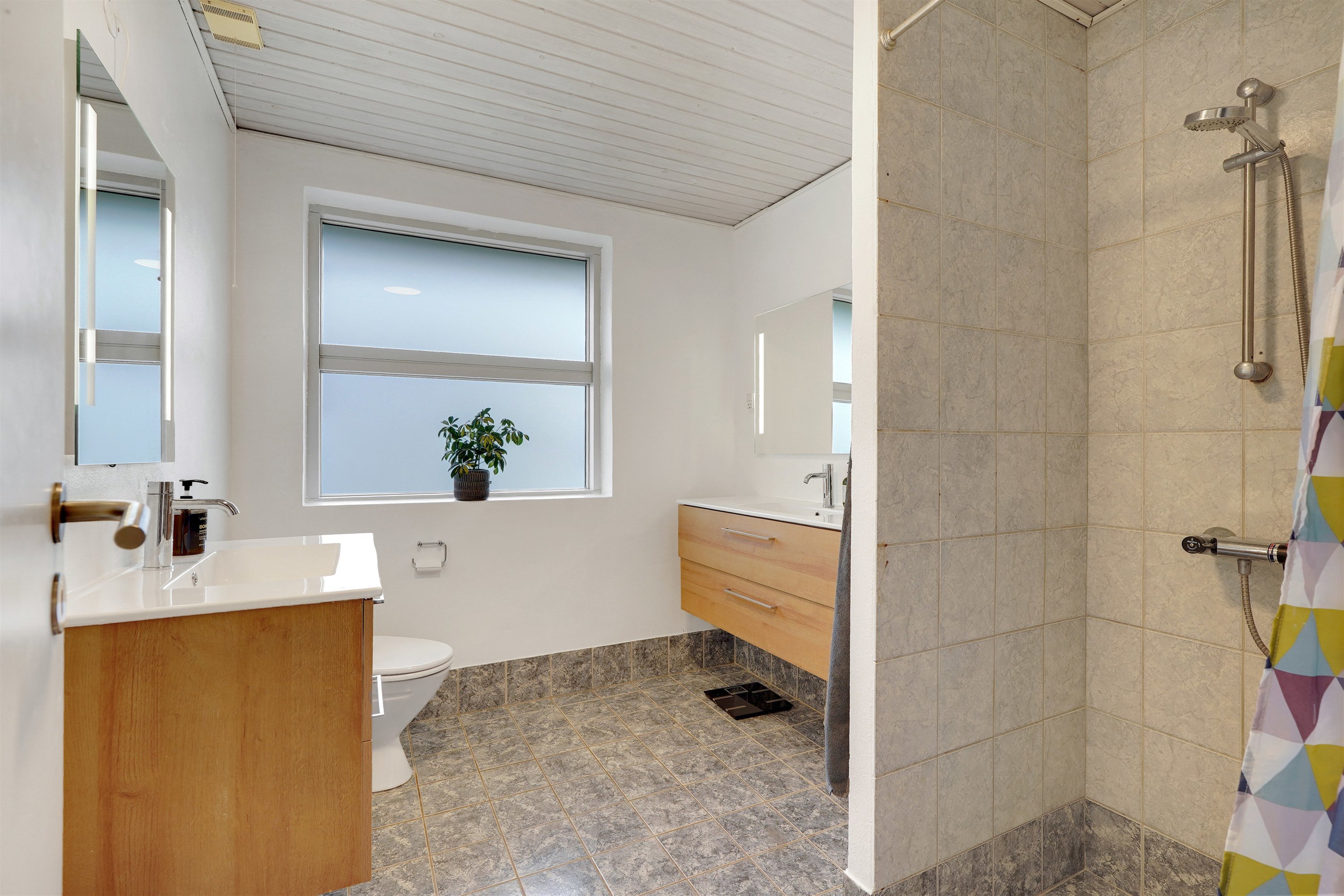 Fremhævet badeværelse billede i fuldskærmstilstand. Billede af Toften 47, 7190 Billund